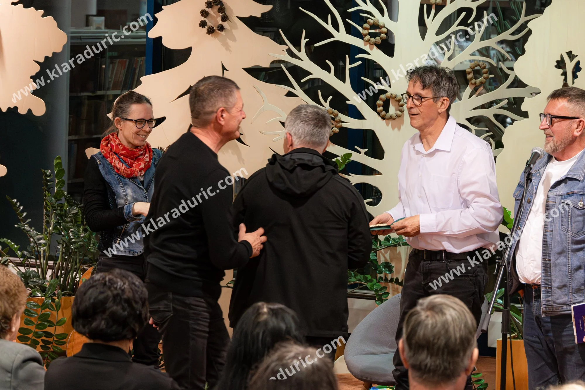 Predstavitev zbornika Tukaj in zdaj / Založba Cajt