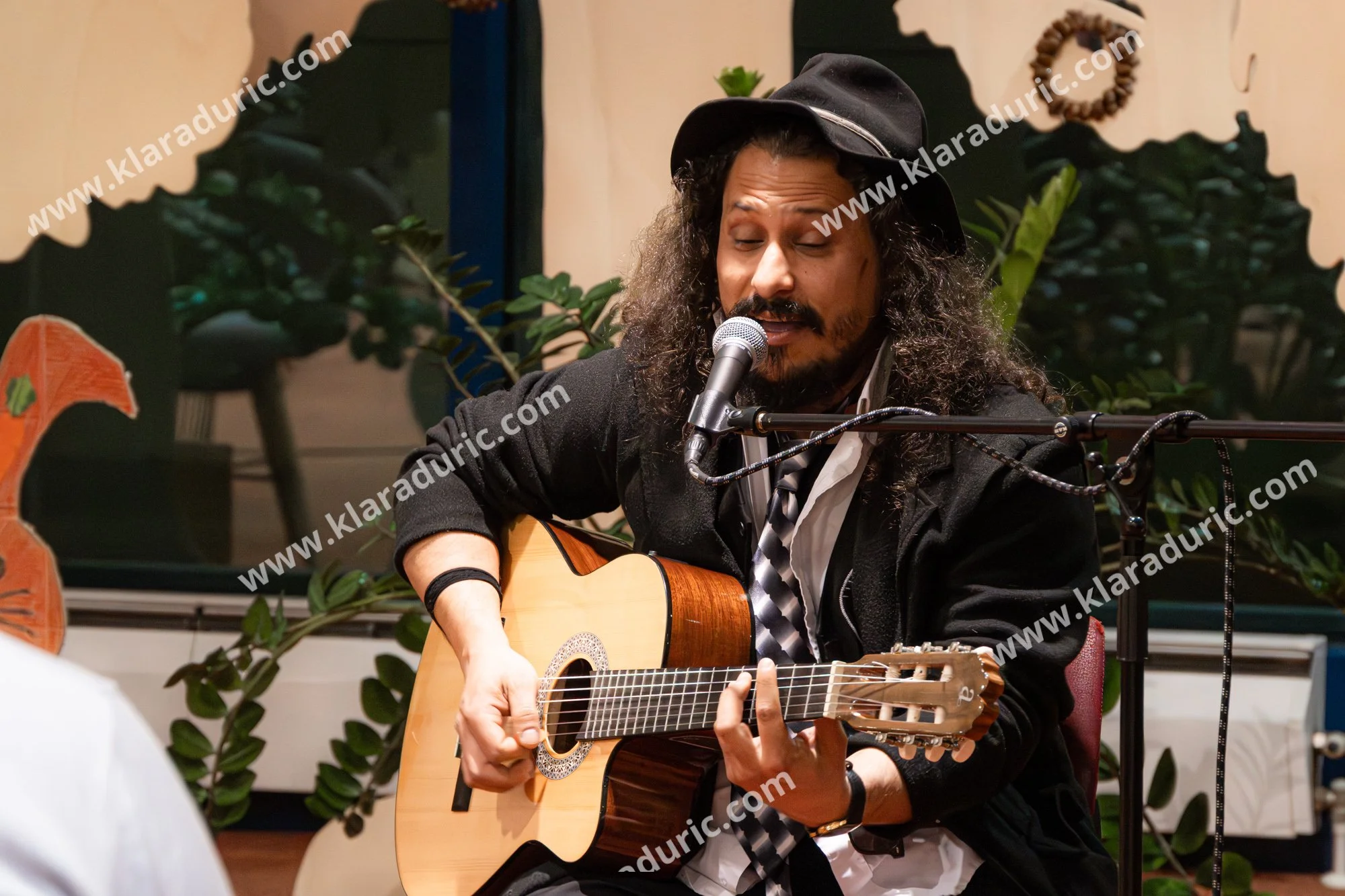 Predstavitev zbornika Tukaj in zdaj / Založba Cajt