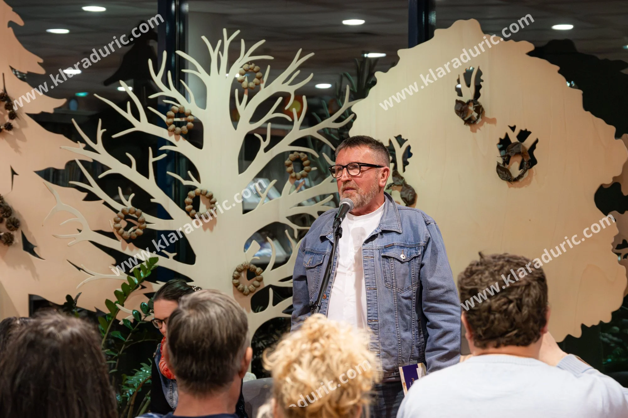 Predstavitev zbornika Tukaj in zdaj / Založba Cajt