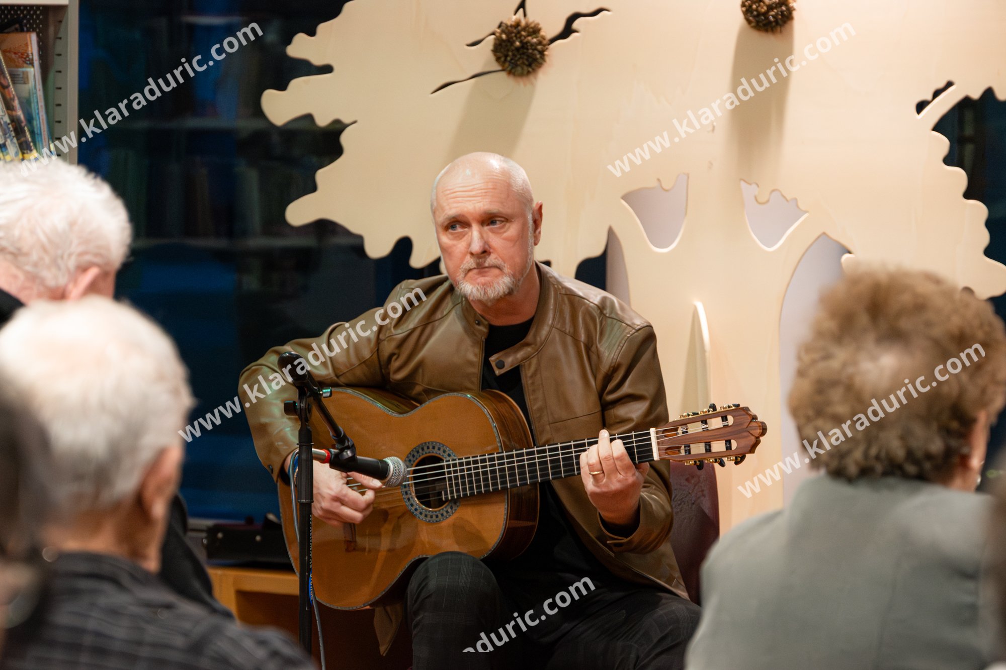 Predstavitev zbornika Tu in zdaj / Založba Cajt