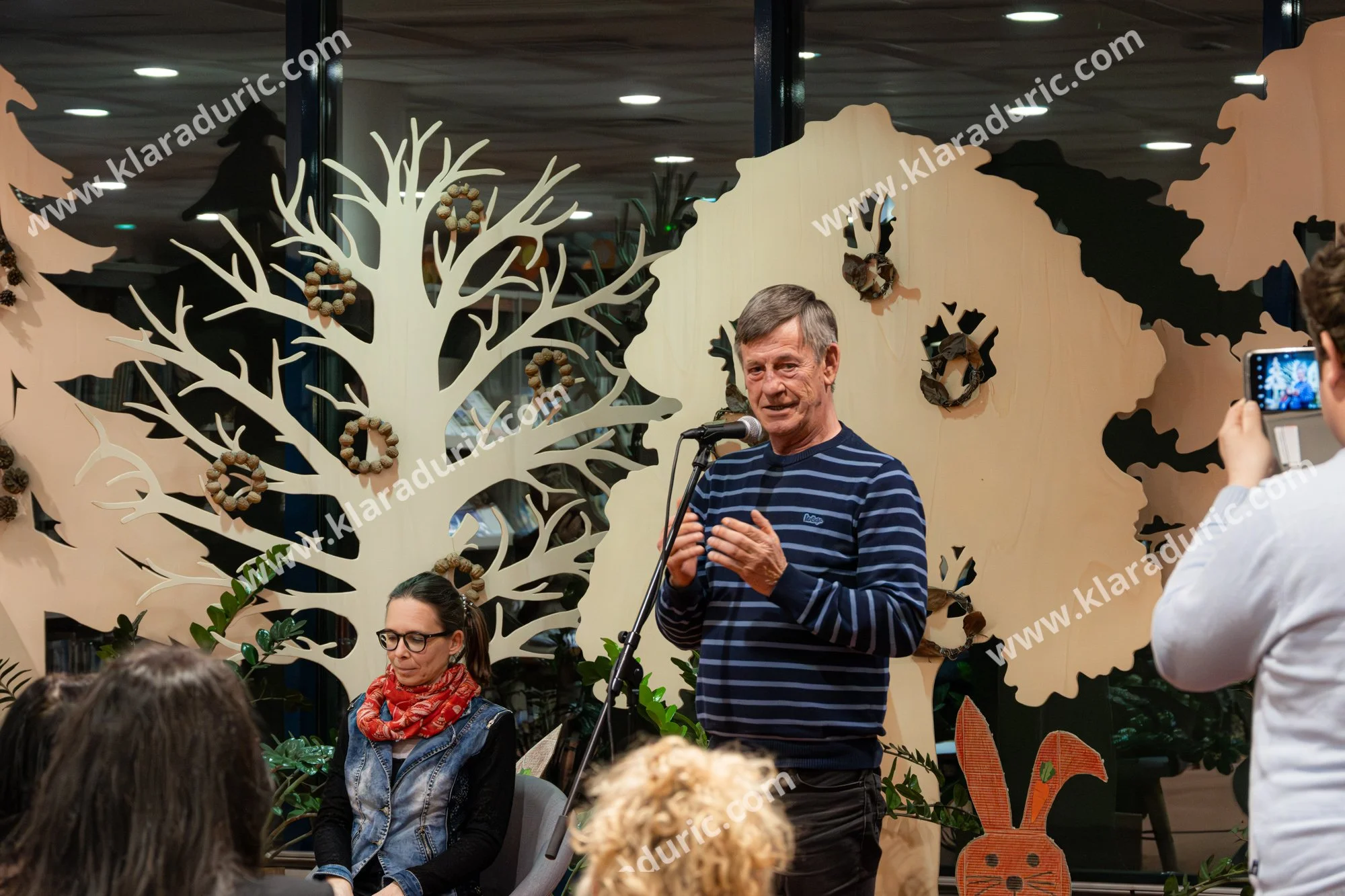 Predstavitev zbornika Tukaj in zdaj / Založba Cajt