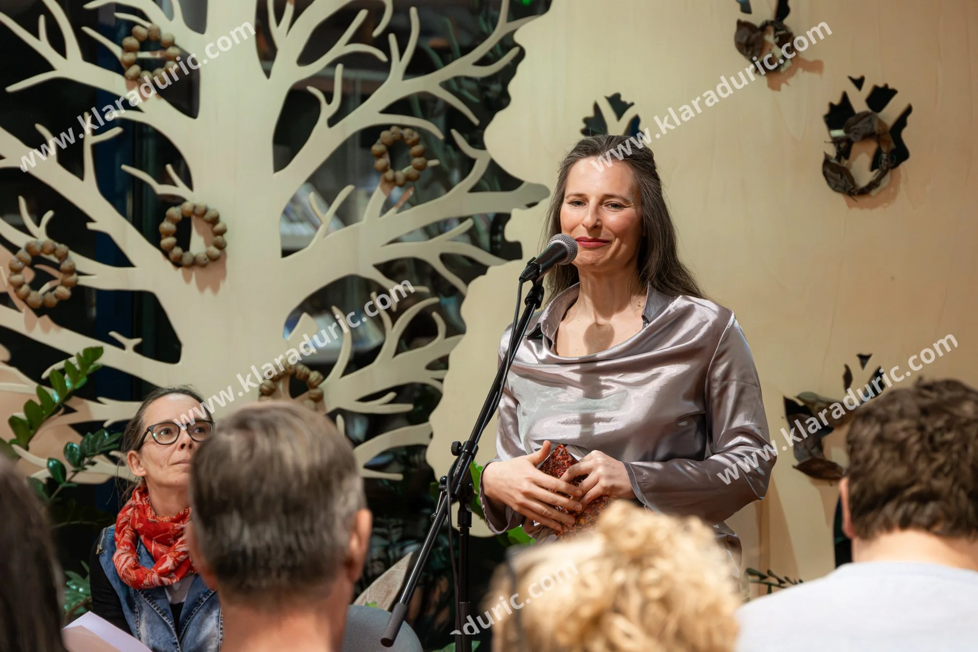 Predstavitev zbornika Tukaj in zdaj / Založba Cajt