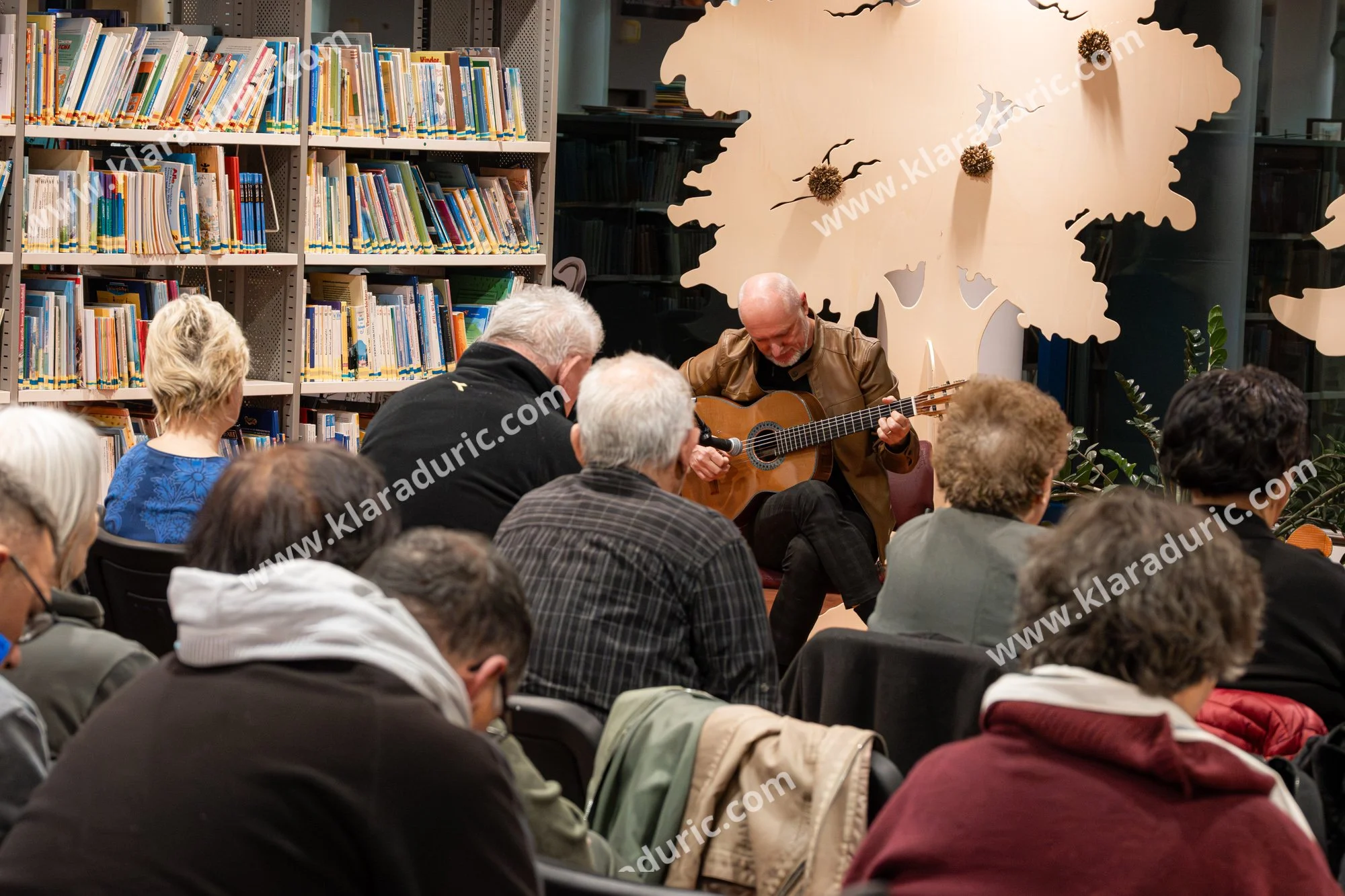 Predstavitev zbornika Tukaj in zdaj / Založba Cajt