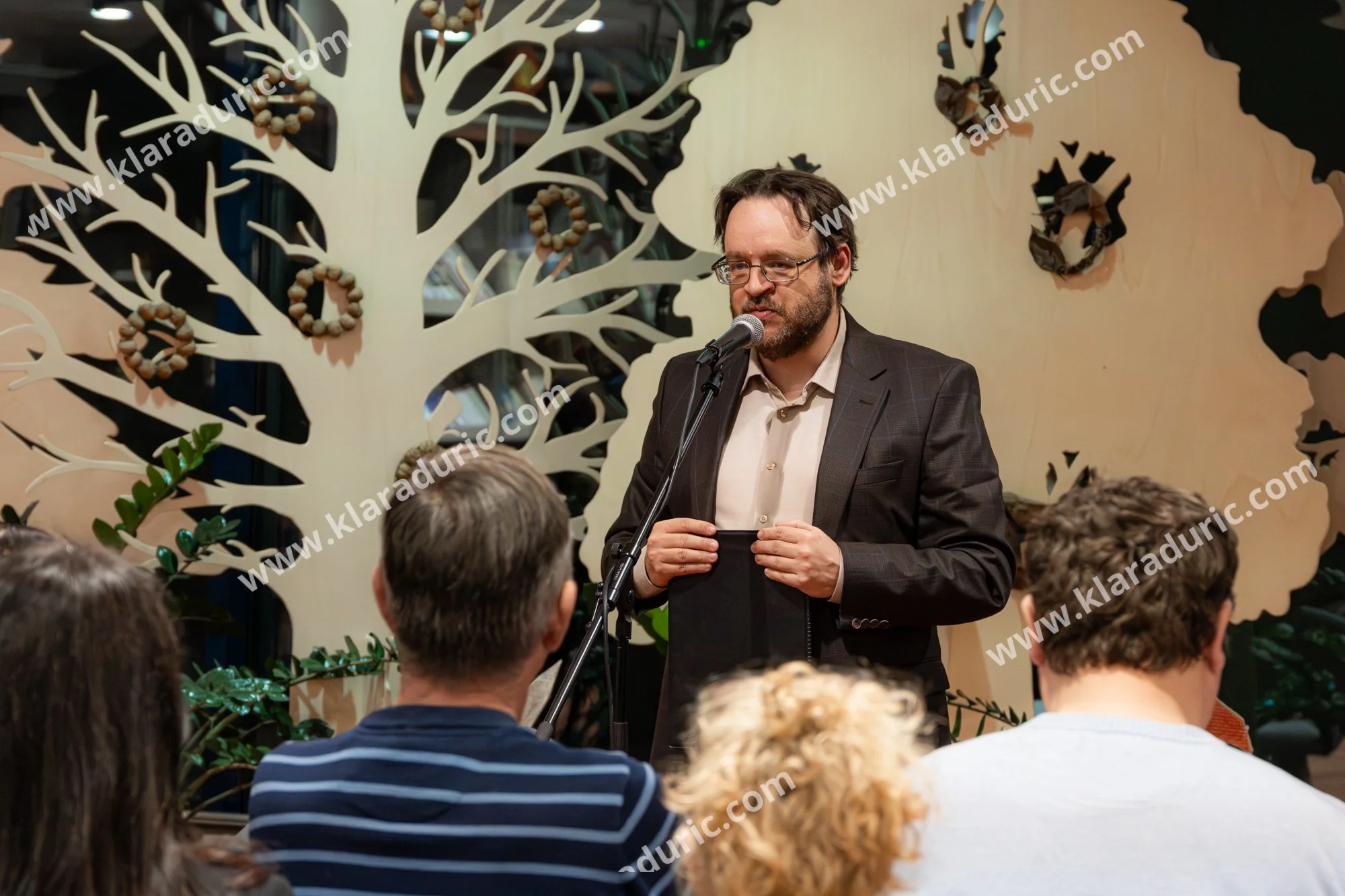 Predstavitev zbornika Tukaj in zdaj / Založba Cajt