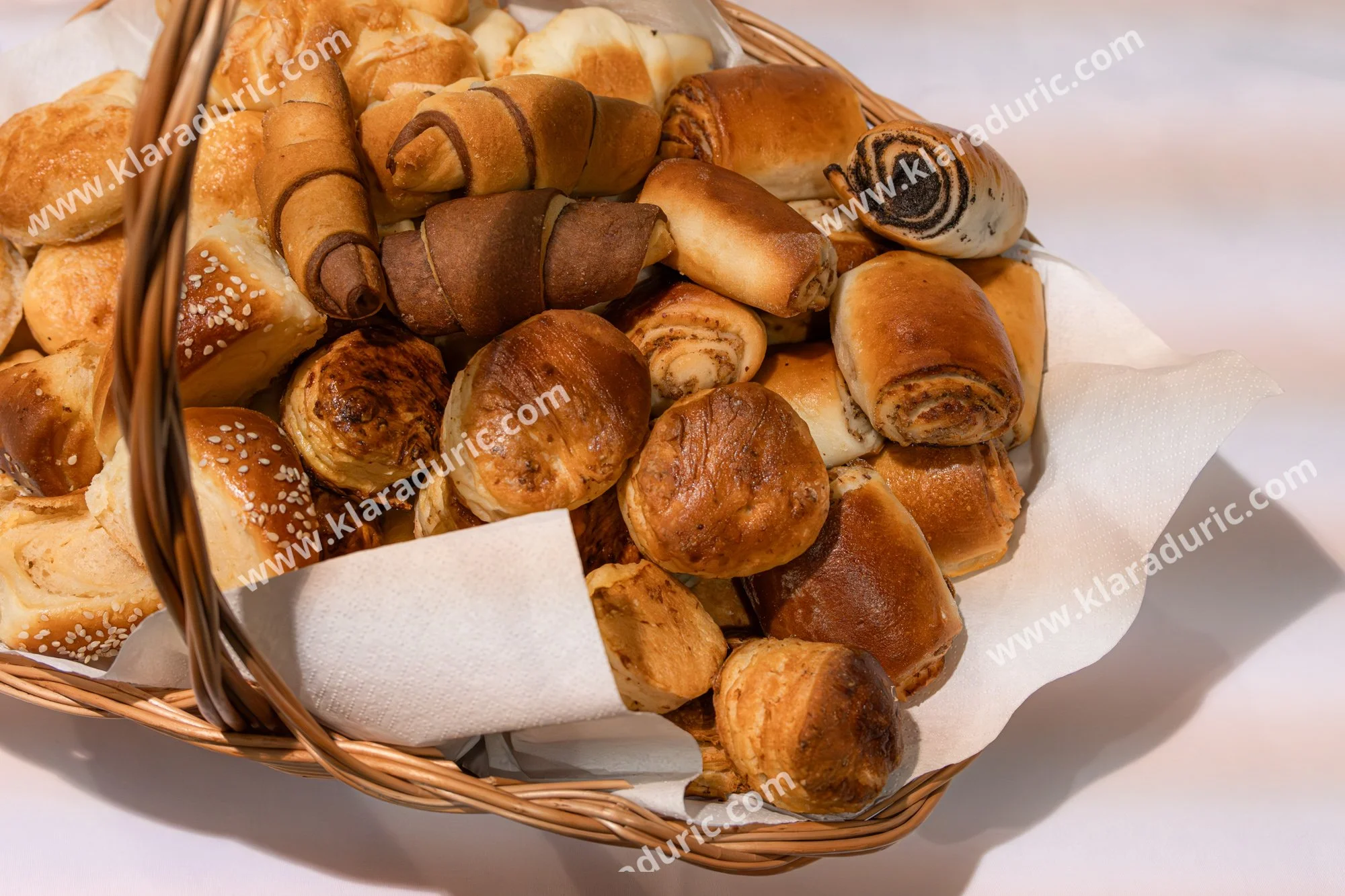 Predstavitev zbornika Tukaj in zdaj / Založba Cajt