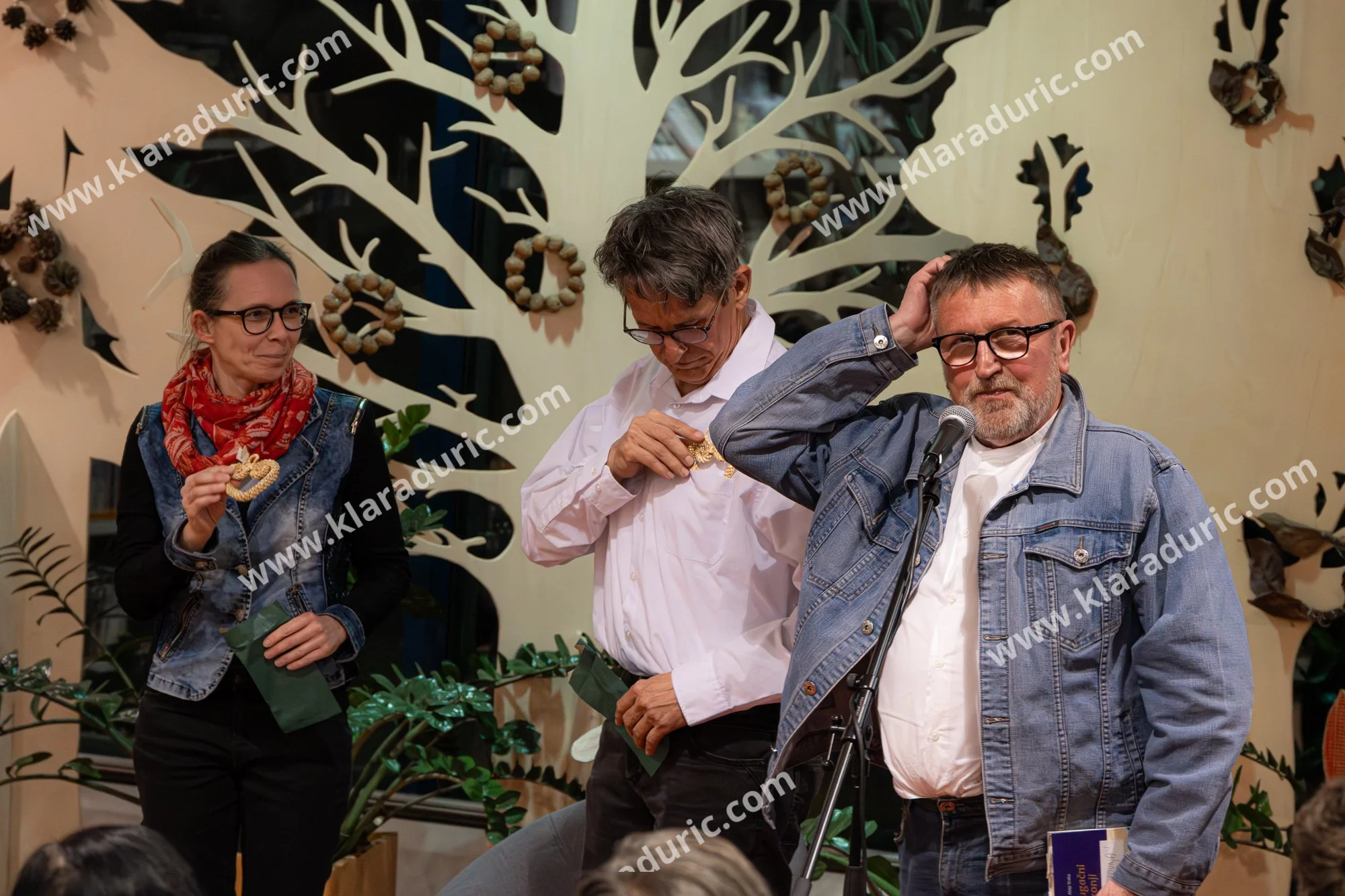 Predstavitev zbornika Tukaj in zdaj / Založba Cajt