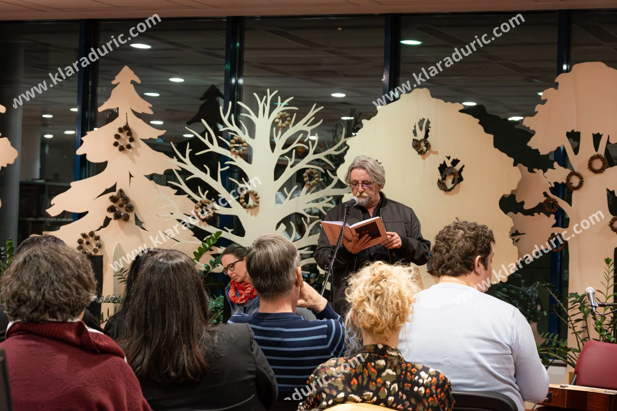 Predstavitev zbornika Tukaj in zdaj / Založba Cajt
