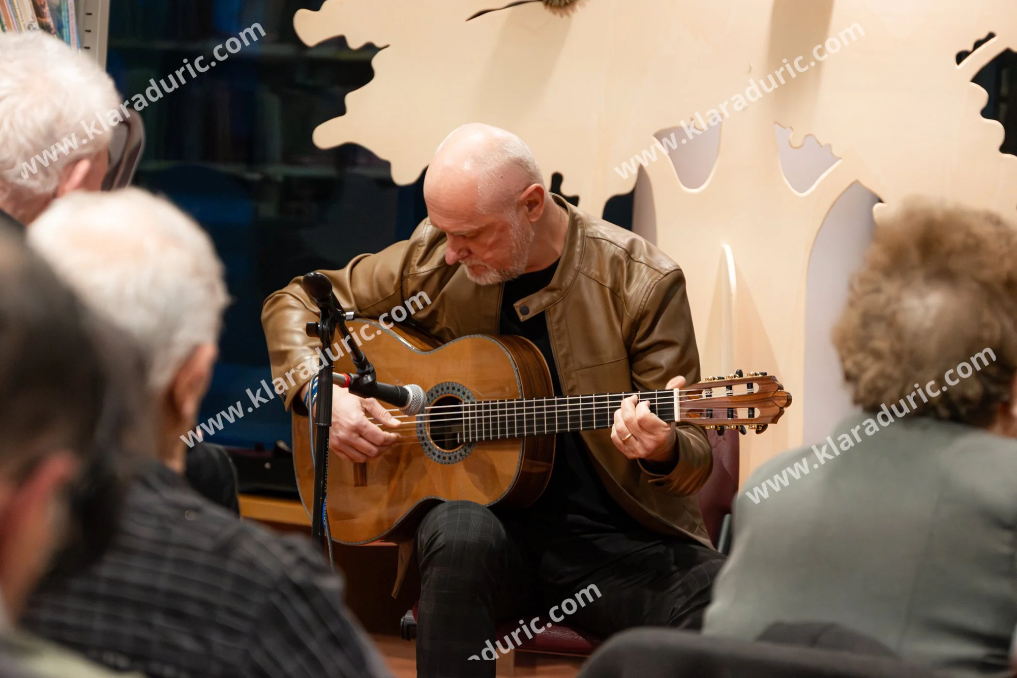 Predstavitev zbornika Tu in zdaj / Založba Cajt