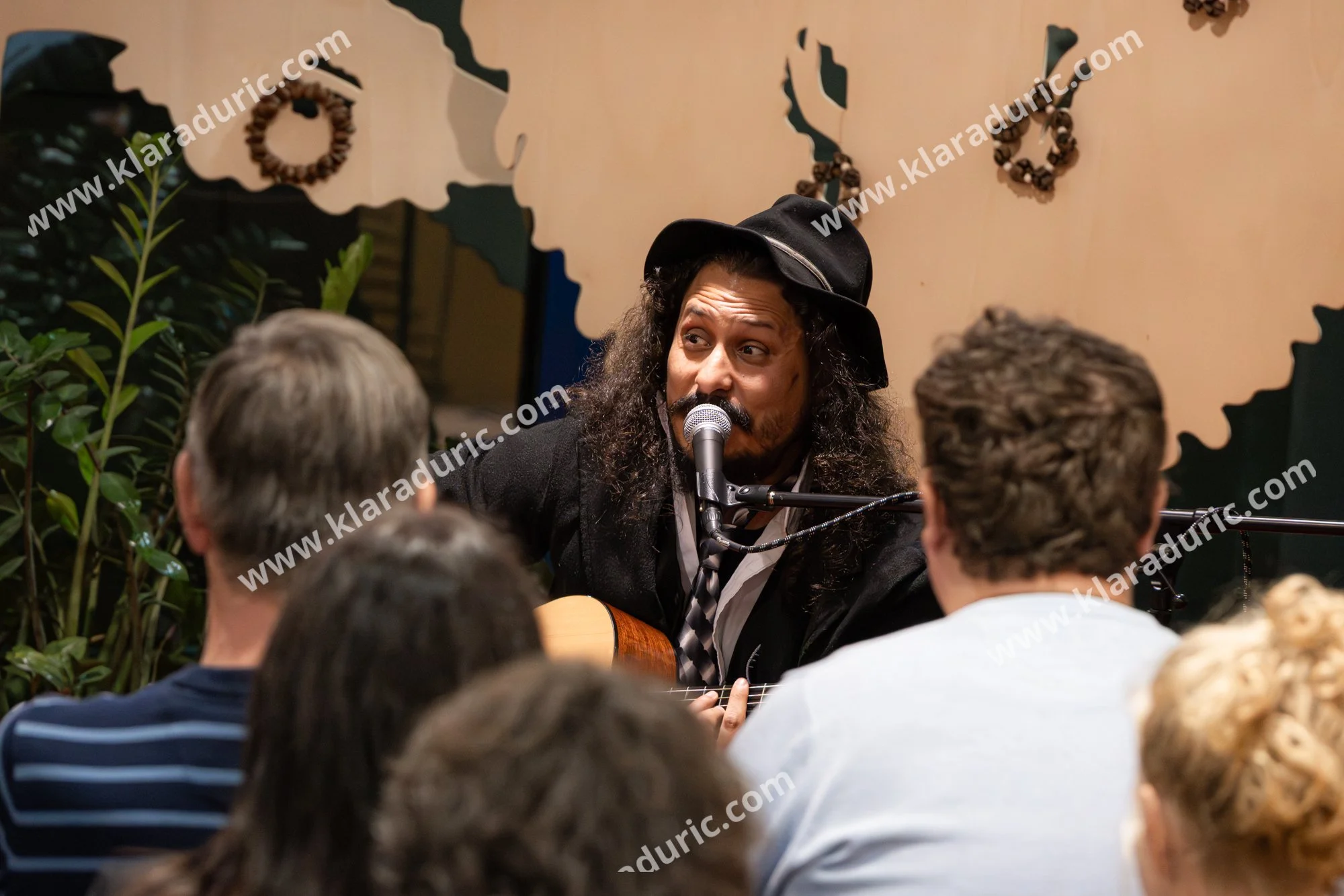 Predstavitev zbornika Tukaj in zdaj / Založba Cajt