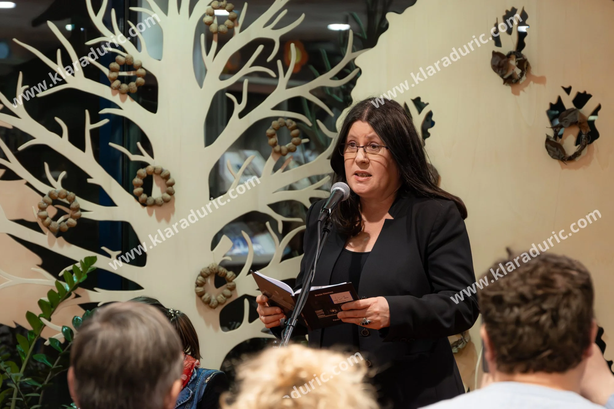 Predstavitev zbornika Tukaj in zdaj / Založba Cajt