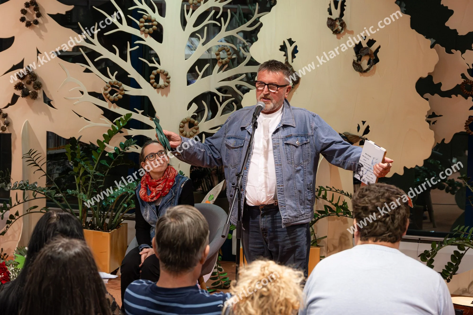 Predstavitev zbornika Tukaj in zdaj / Založba Cajt