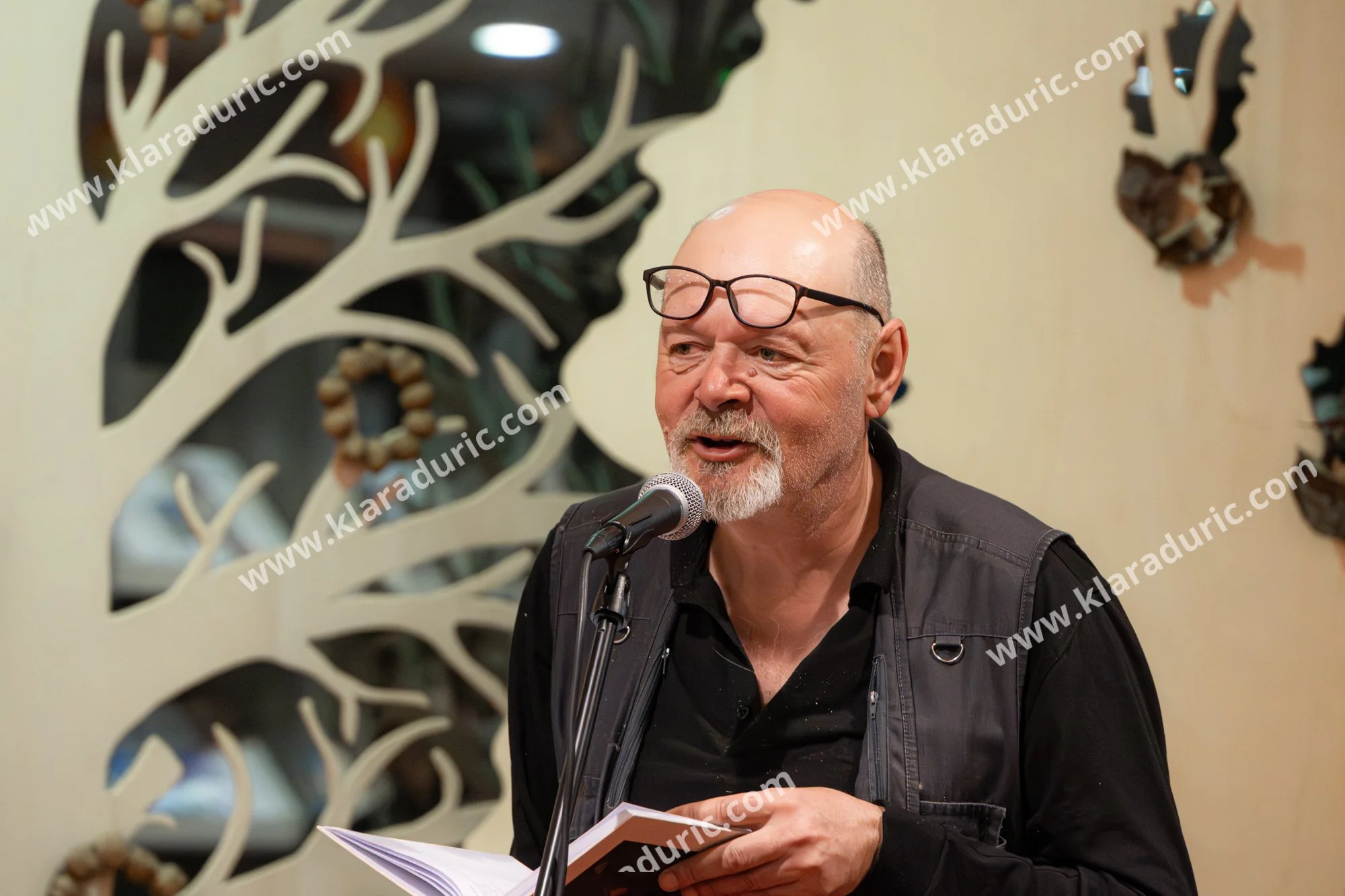 Predstavitev zbornika Tukaj in zdaj / Založba Cajt