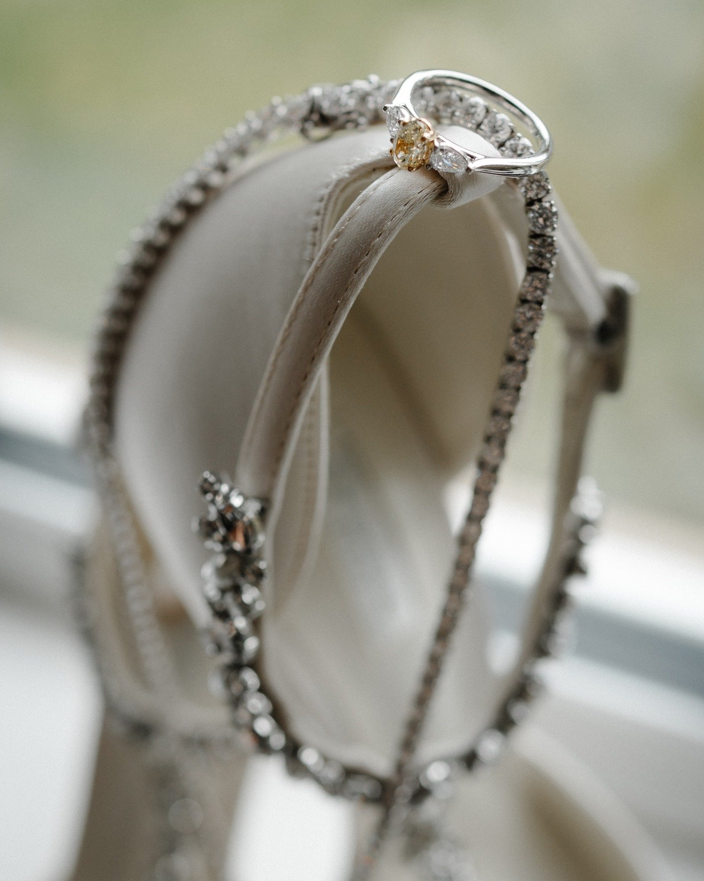 Can we just take a moment out to fall in love with this stunning yellow diamond ring and THAT necklace from @laingsjewellers worn by @be_kennedy on her wedding at the @chevaltheedinburghgrand 

Talk about perfection!!!

#diamondsareagirlsbestfriend #