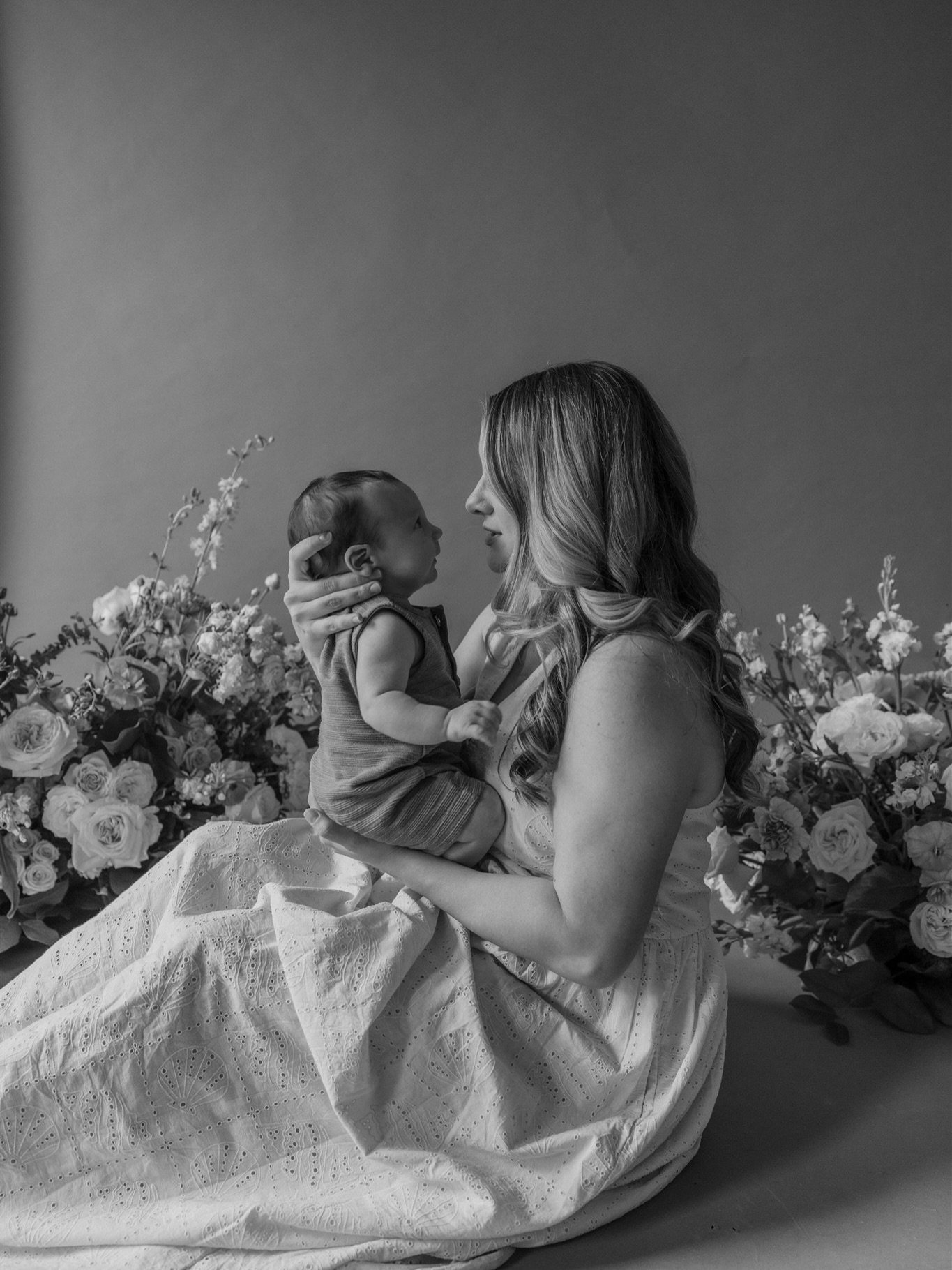 When life gets chaotic, keeping up with sharing my sessions always gets put on the back burner. But with all of this sunny + warm weather we&rsquo;ve had, I&rsquo;ve been reminiscing on this beautiful Mother&rsquo;s Day session from last spring! 🤍🌷