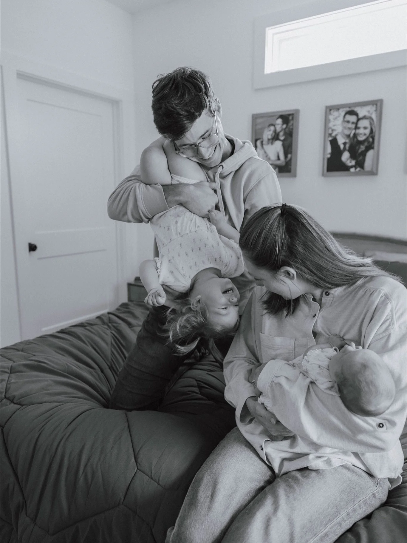 sweet moments in black and white from this care-free at home session 🫧🤍