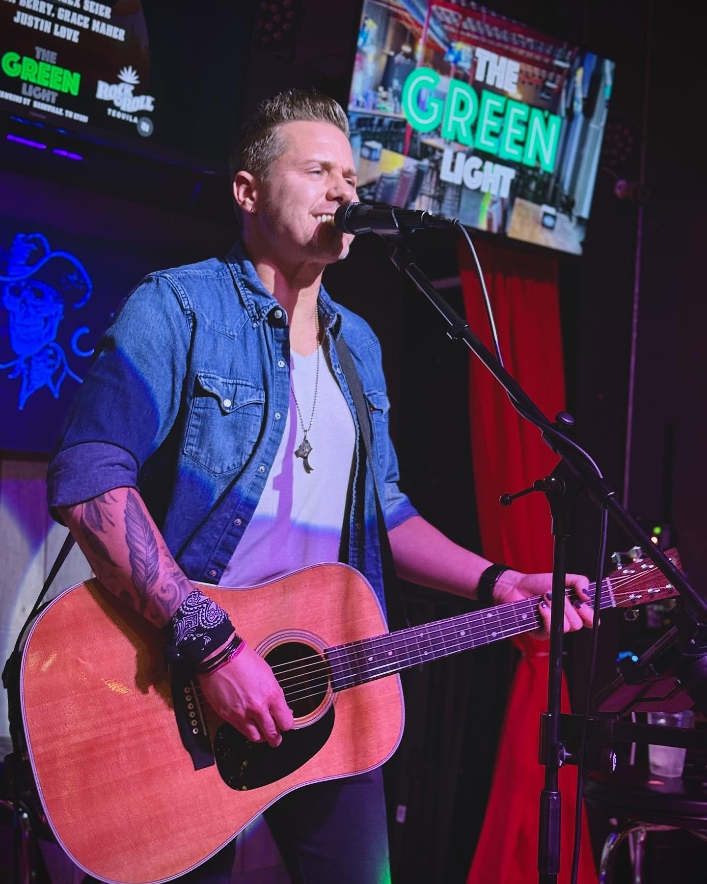 @thegreenlightbar Tuesdays hosted by @nashvilleuniverse 📸: @thejustinloveofficial &hellip; @daddarioandco @martinguitar @sesac