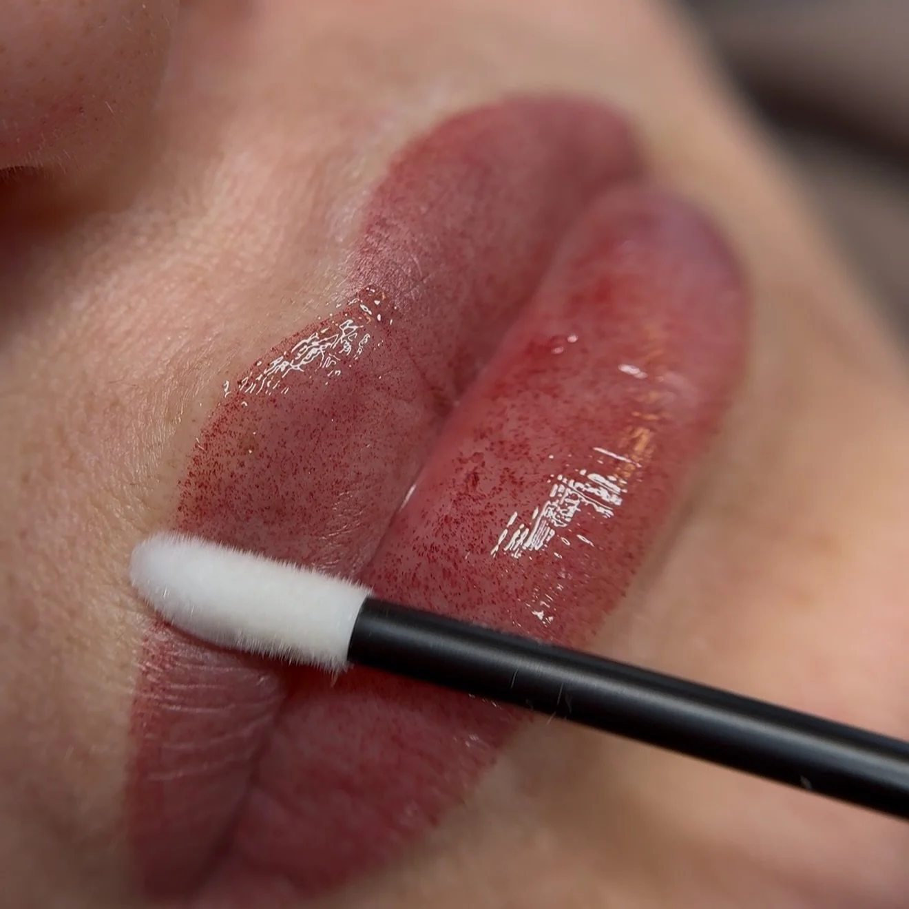 Matte or shiny, this lip blush looks beautiful 🤩 @mara.colors Swipe for the before ➡️ 

#chicagolipblush #lipblush