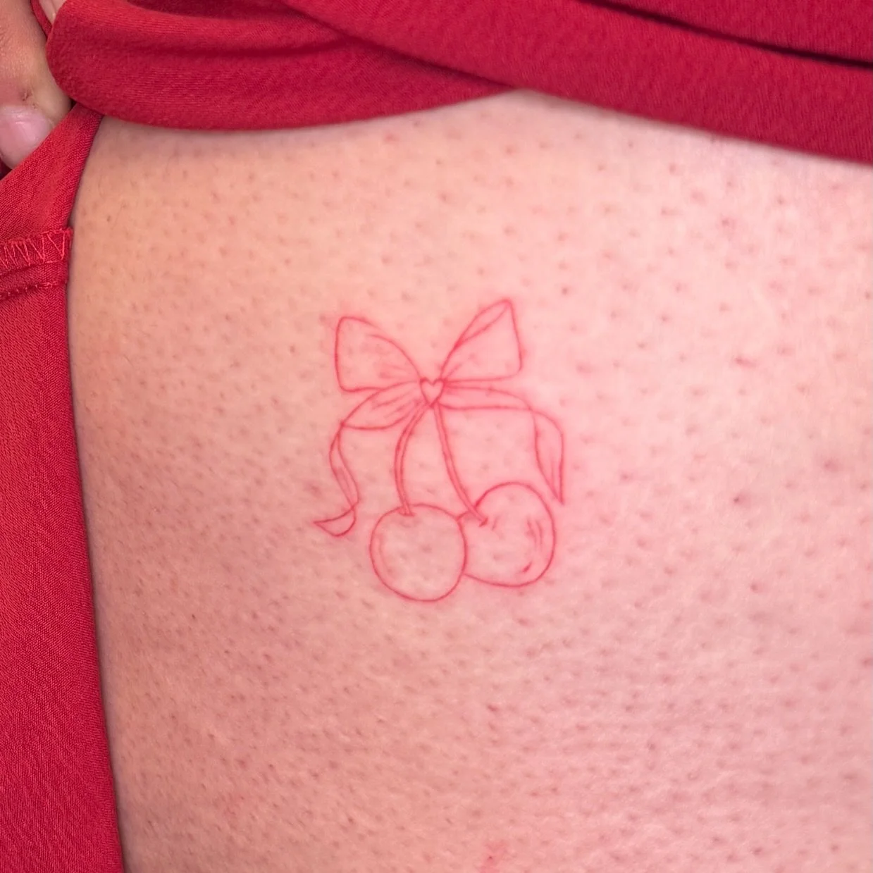 How cute is this girly tattoo? She got matching ones 🫶🏼 book your girly tattoo for the summer