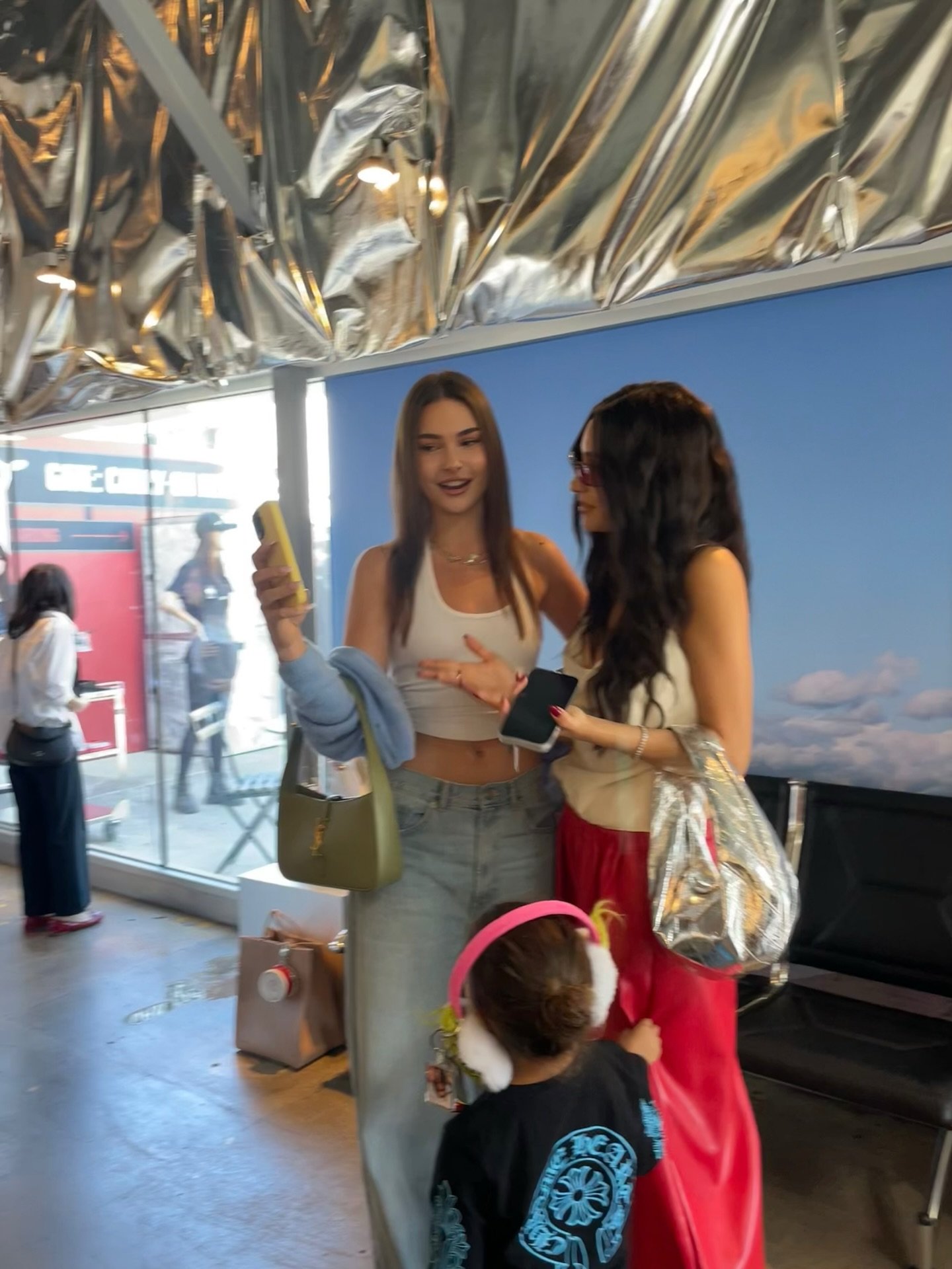 @ninapacek at the @beis x @chipotle event with @shaymitchell 🌶️🤍✨

-
-
-
#lifestylecreator #spendadaywithme #beis #beisxchipotle #chipotle #b&eacute;ispotle