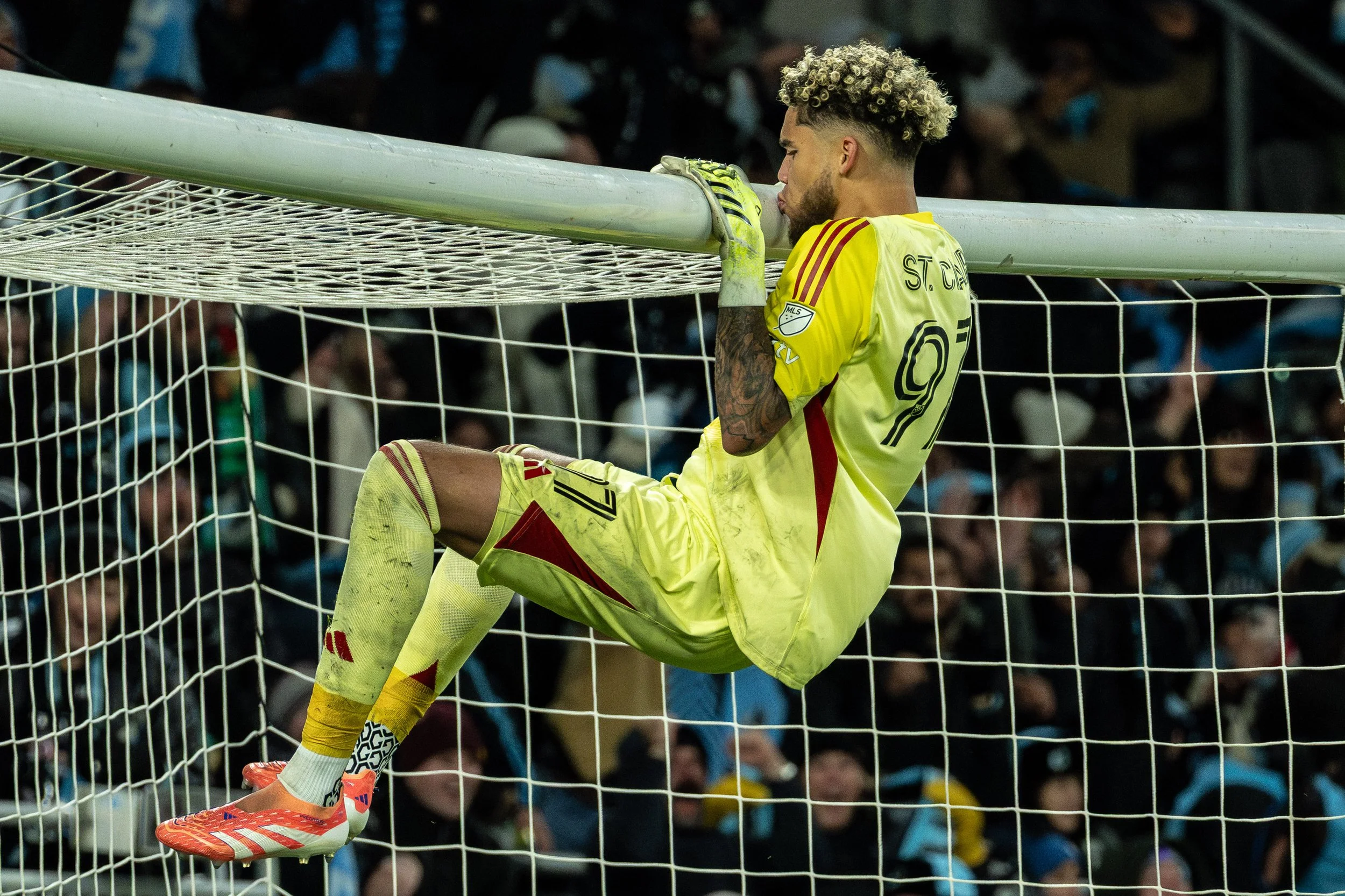 Minnesota United goalkeeper Dayne St. Clair kisses the goal after a kick by Seattle Sounders’ goalkeeper Andrew Thomas hit the crossbar, giving Minnesota the win in a penalty-kick shootout to end Game 3 in the first round of the MLS Western Conferenc