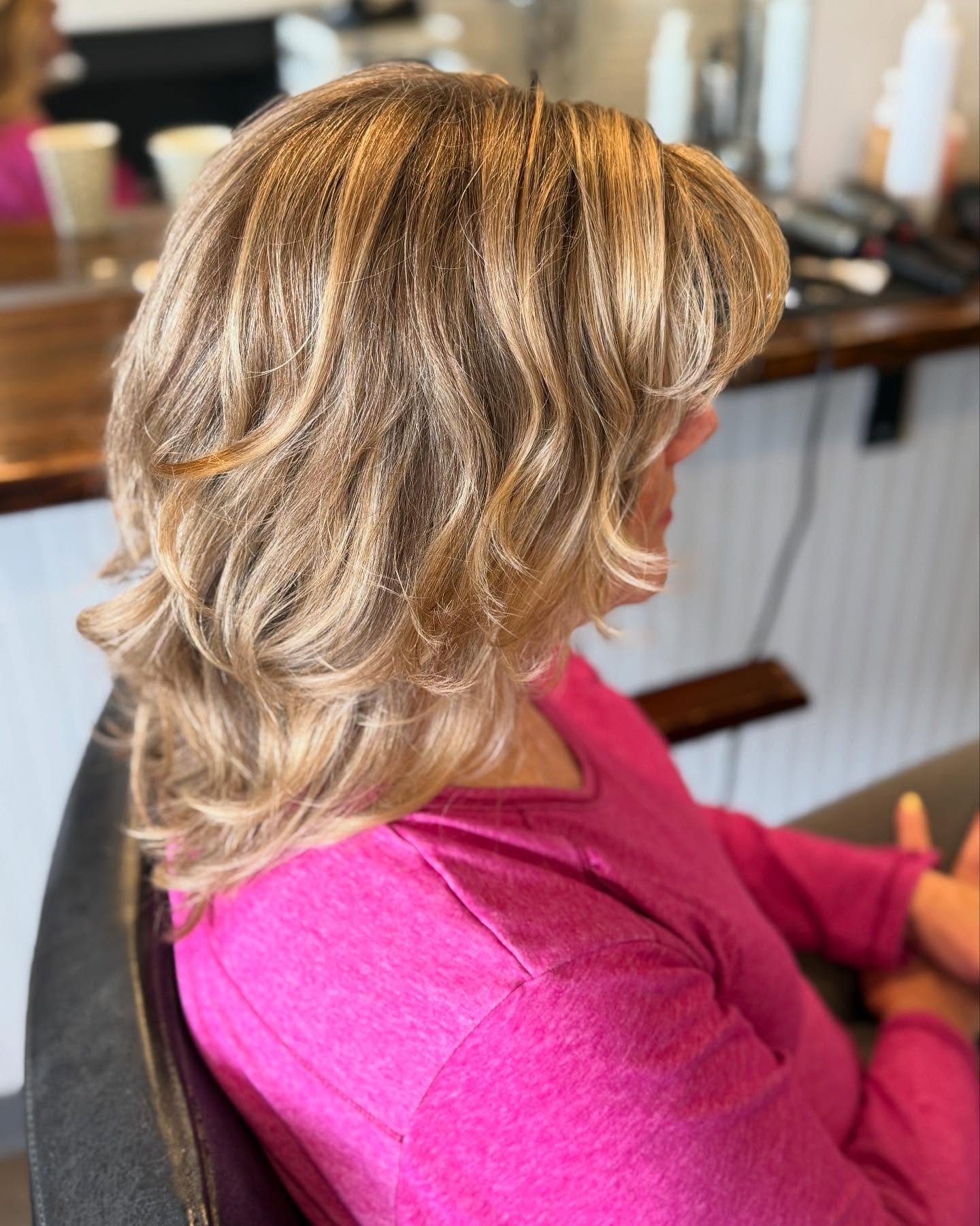 One of my favorite ladies today 😍 by Shelly @vohanasalonmysticct #mysticct⚓️ #ctcolorist #ctstylist #ctsalon #cthairsalon