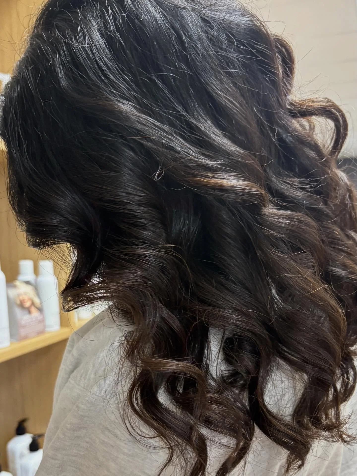 Healthy Hair Color Tip✨💁&zwj;♀️
If you like to keep your color looking fresh and your hair healthy, listen up 👇

When you touch up your roots to cover gray, that&rsquo;s permanent color with 20 volume- exactly what your new growth needs. But your e