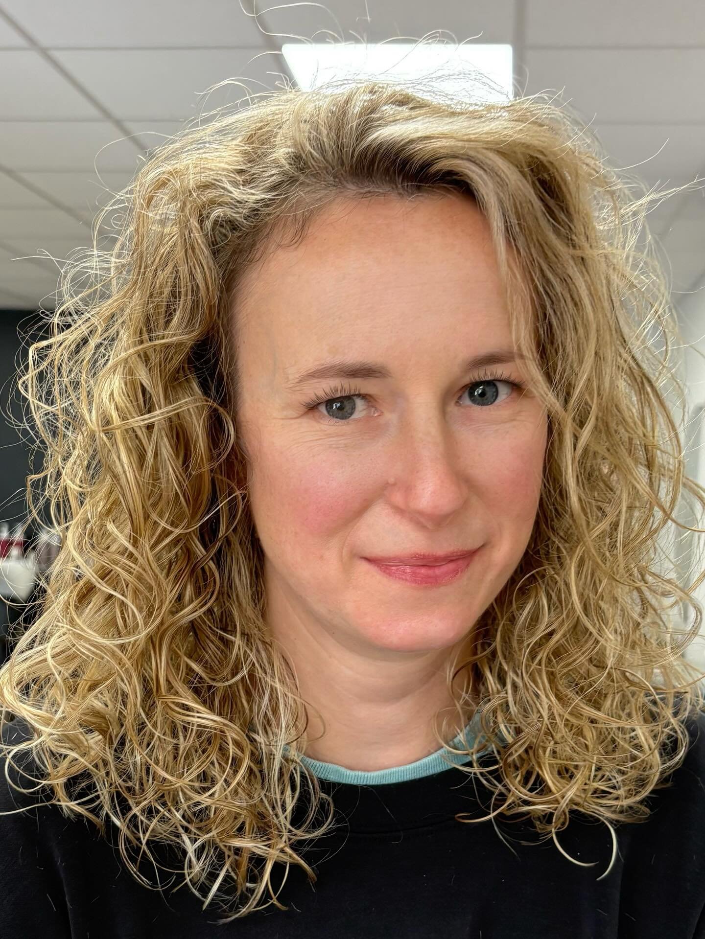 So many people believe their hair &ldquo;just doesn&rsquo;t curl.&rdquo;
But with the right products and technique, hidden curls can come to life-just like these!

Ready to see what your texture can really do? DM CURLS to book your curl-defining sess