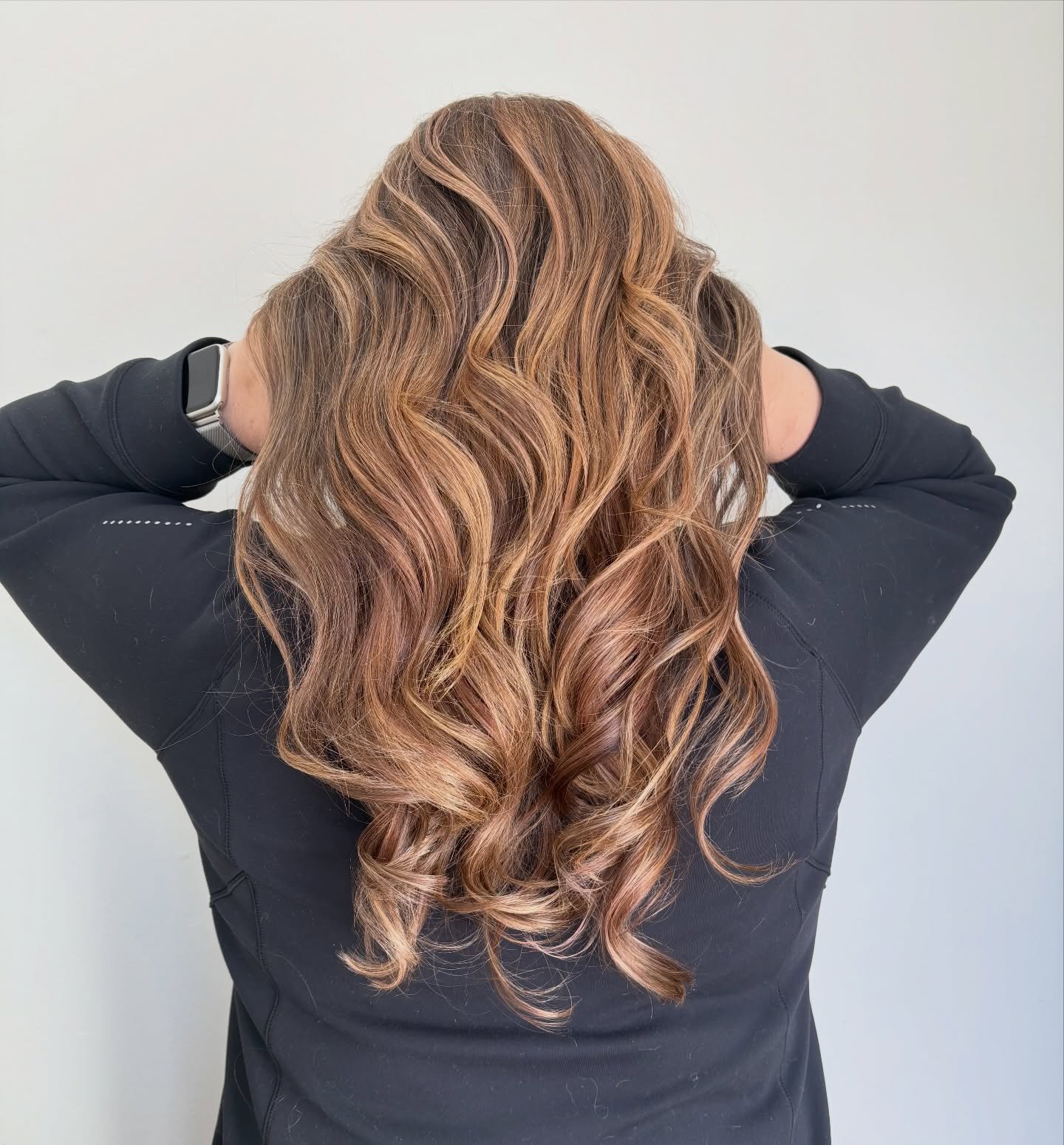Copper ribbons woven through a golden blonde 💛✨
This is your sign to warm up without losing your brightness. 

Dimensional. Glossy. Effortless. 

Who&rsquo;s ready to trade flat blonde for the coppery glow? 🔥

#copperblonde #dimensionalblonde #warm