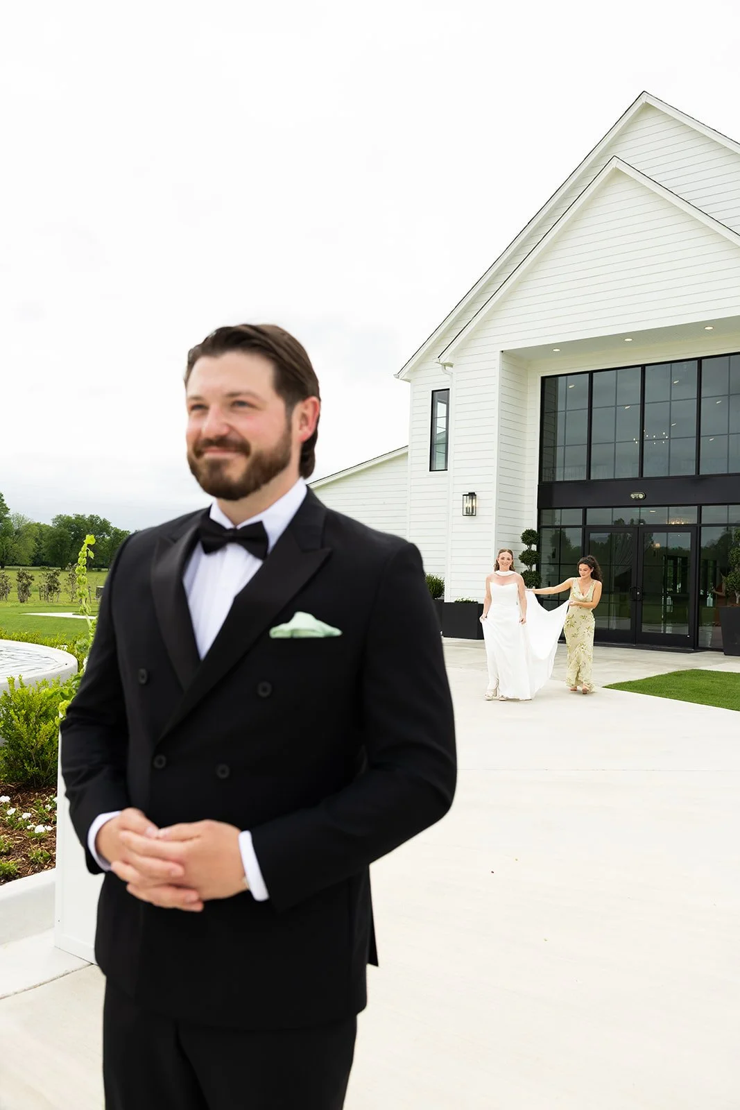  Ryan waiting for the first look, grinning, as Elizabeth walks up behind him · source: First Look, firstlook_02