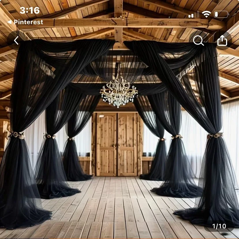 Black accents can be such a vibe in the right space!