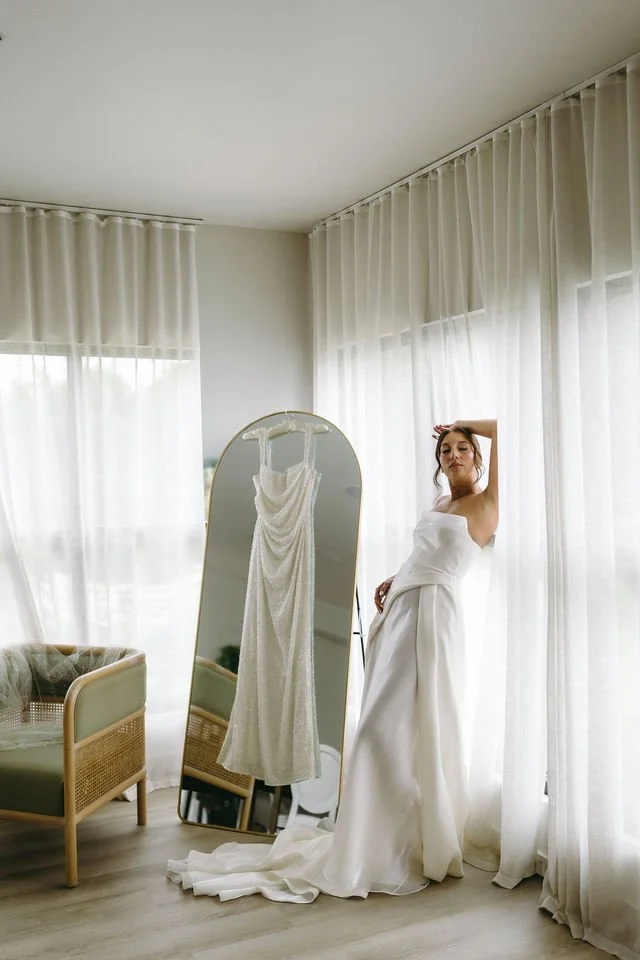 04_bride_with_shoes.jpg