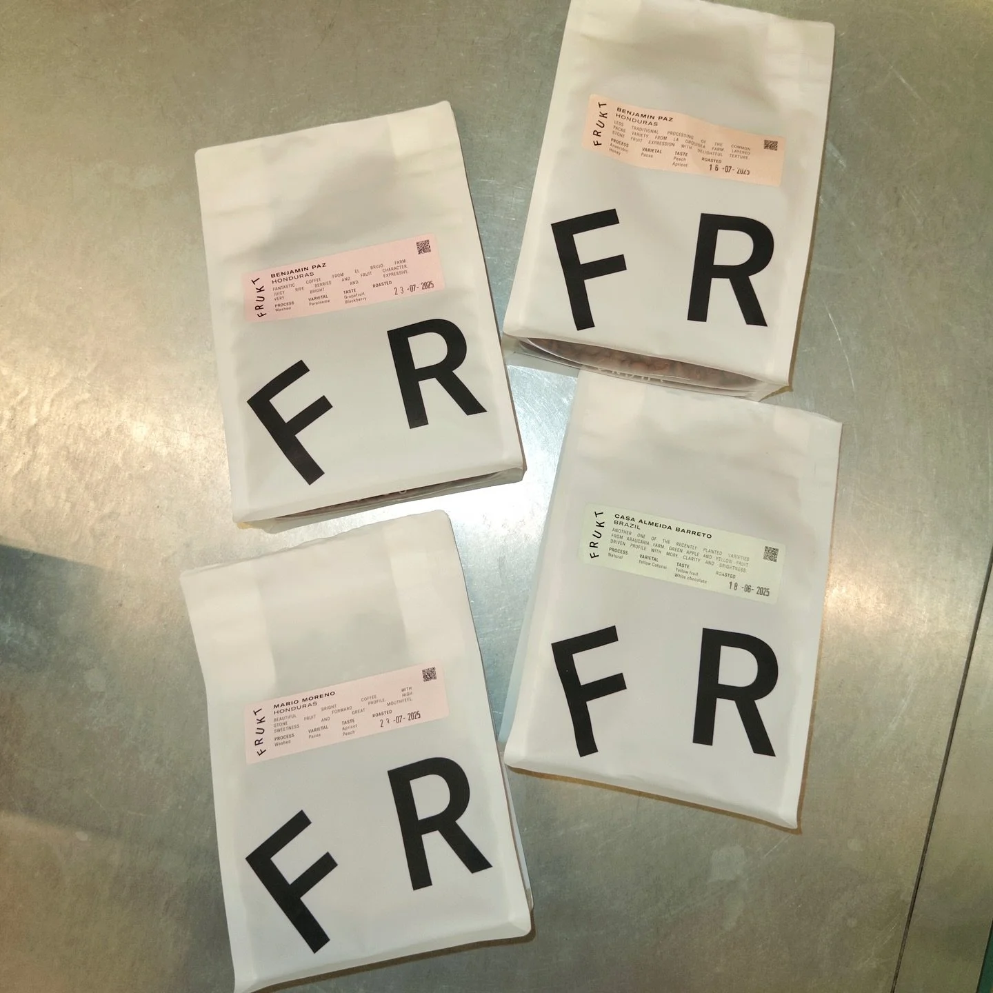 Fresh roasts from @frukt.coffee 
Four lots with distinct profiles, roasted in Turku

Two expressive Honduras coffees from Benjamin Paz
A sweet Pacas from Mario Moreno
And a clean Brazilian with yellow fruit and white chocolate

Roast: light
Process: 