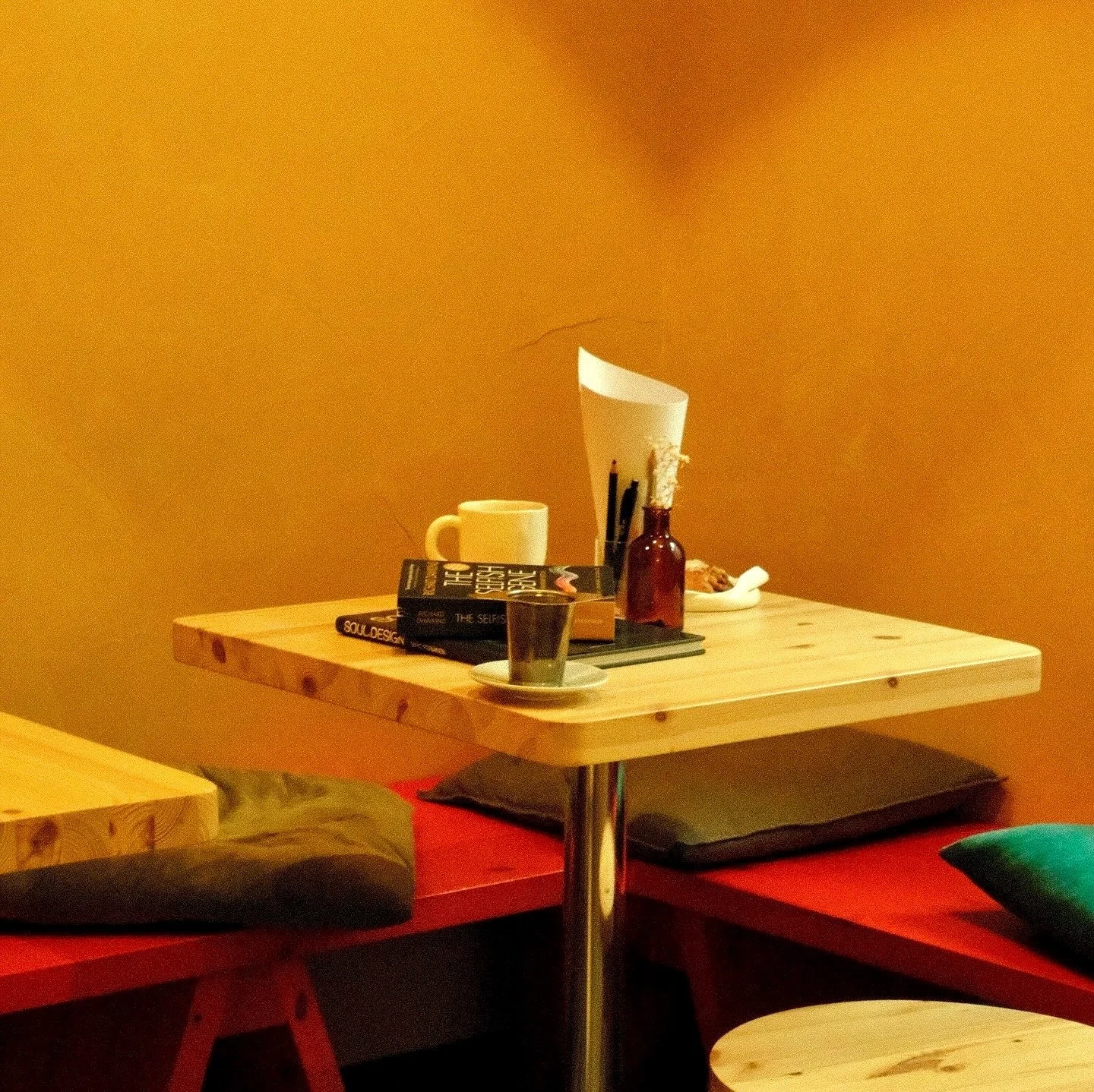 Afternoon light, pages turning, and the quiet hum of coffee or tea. Nothing makes us happier than seeing people lost in a good book at El Fant. 💛