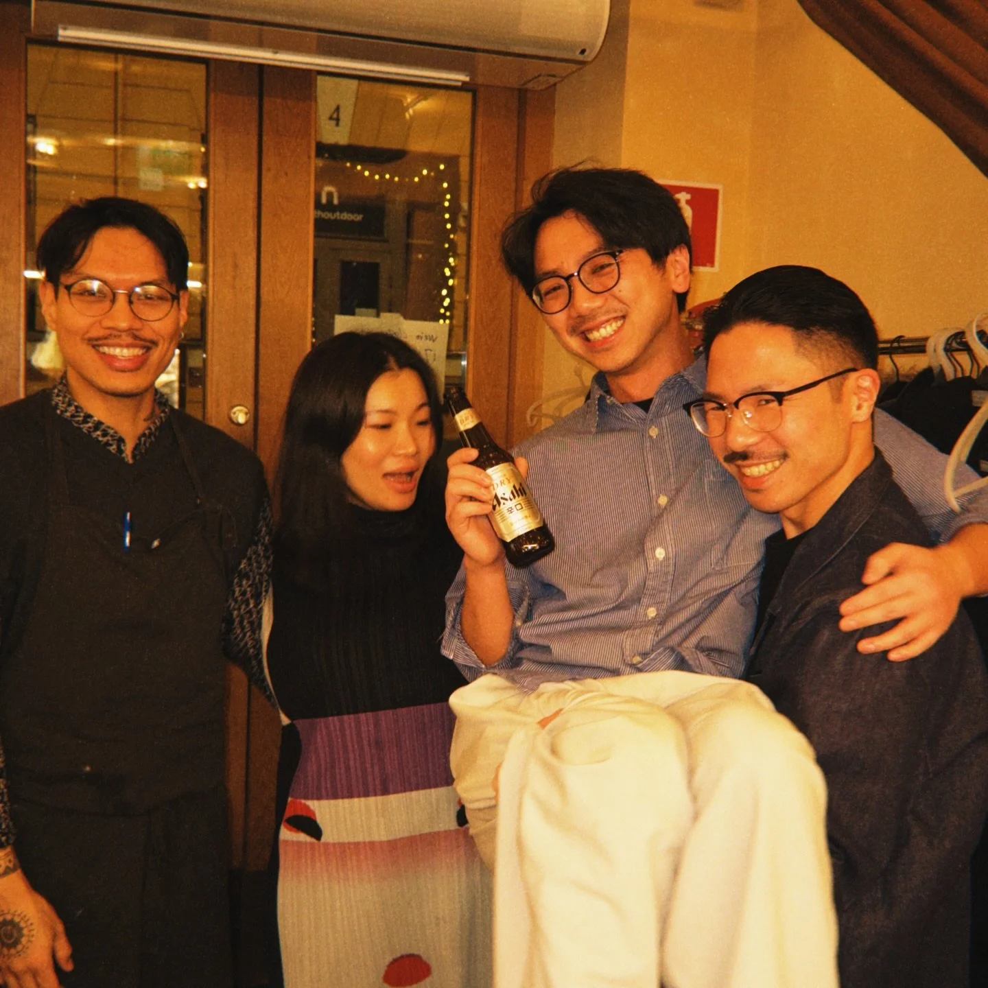 Last Saturday, we hosted an El Fant gathering dinner after hours.

There was food everywhere, tulips on the tables, people squeezed into every corner, and long conversations that somehow made time feel slower. And then the microphones showed up and i