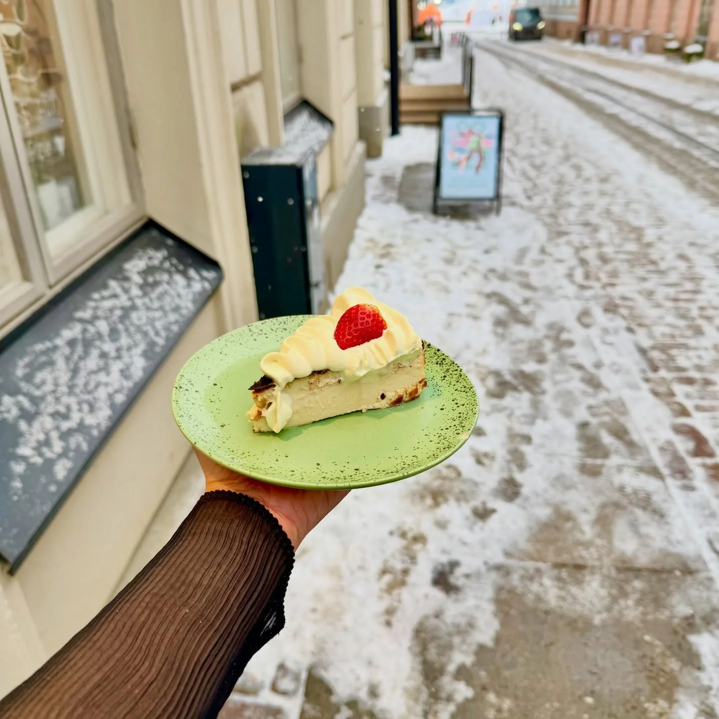 We decided to keep this cake until next week 😊

Longjing Basque cheesecake
Longjing tea cream, finished with fresh strawberries

Very occasionally made by @sylvie_xinyi 😉
Limited every day

#helsinkicafe #basquecheesecake