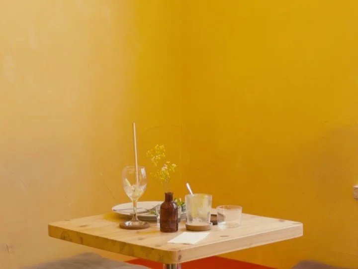 a few recent moments from our corner of helsinki, and wishing you a lovely sunny sunday.

#elfant #helsinkicafe #livejazz #pourovercoffee #rhubarbcake