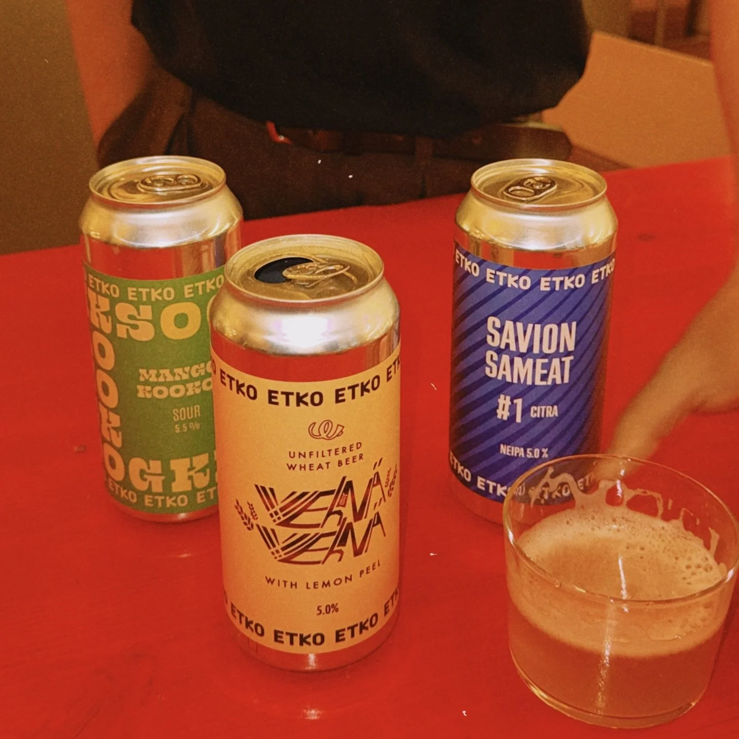 New beer from @etkobrewing at El Fant 🍻 A lemony unfiltered wheat beer, a mango-coconut sour, and a hazy Citra NEIPA. Three very different cans, all now in the fridge and ready for music evenings or just one cold beer after work. 

#craftbeer #Helsi