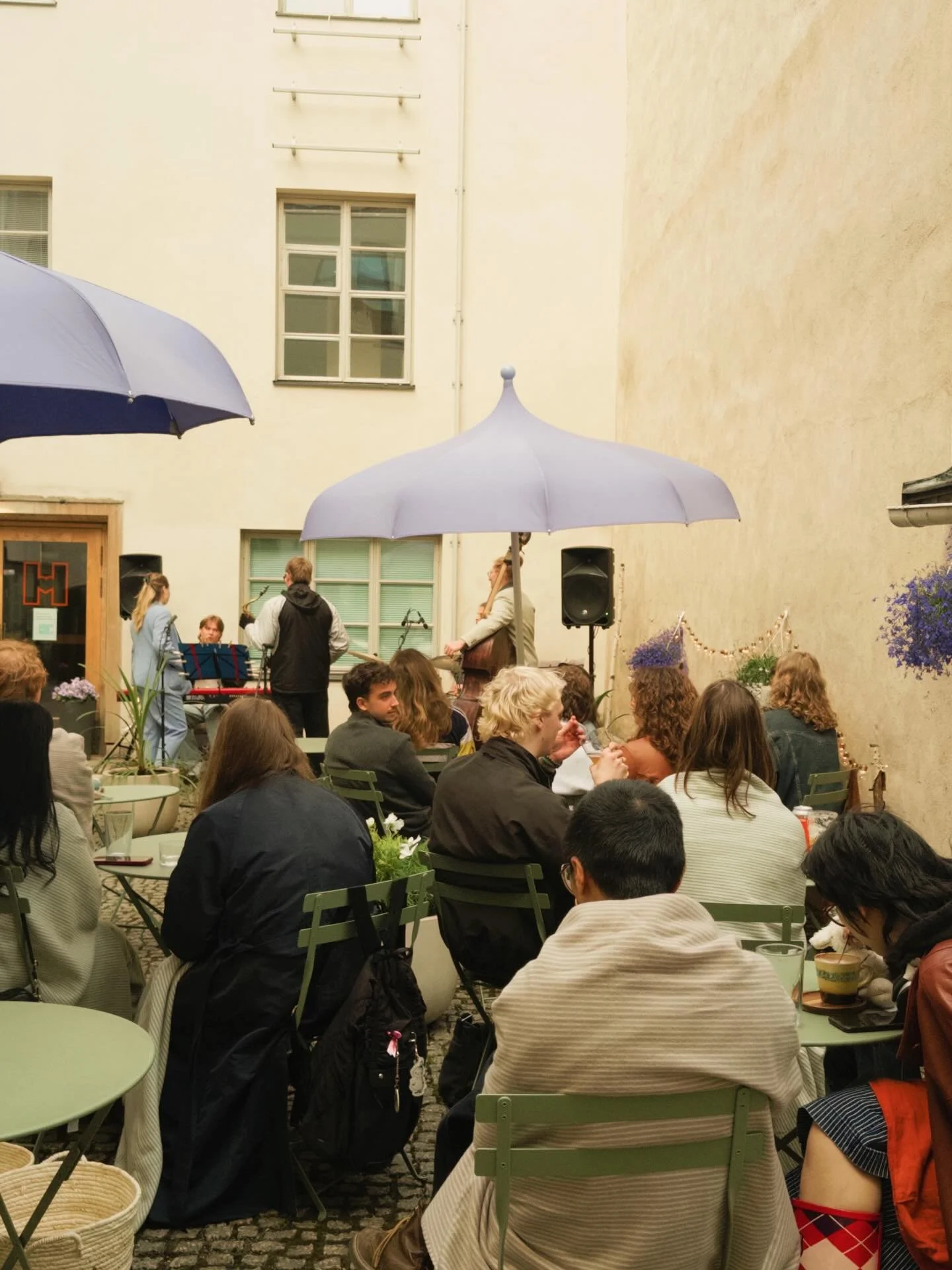 Last night our terrace season opened with @rebecca_ekman , @emildobosiewicz , @lauri_ikavalko , @lauri.hirsto , and @k._.n._.u._.t . Trumpet, tenor saxophone, piano, double bass and drums took over the courtyard, turning a chilly Helsinki evening int