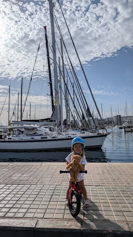 The boat was ready to go, departure was set for 11:30 and we decided to get a quick scoot around the doc on elastic time!