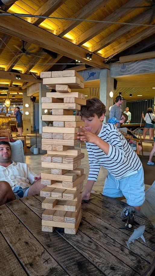 Tense moments at the Saba Bar!