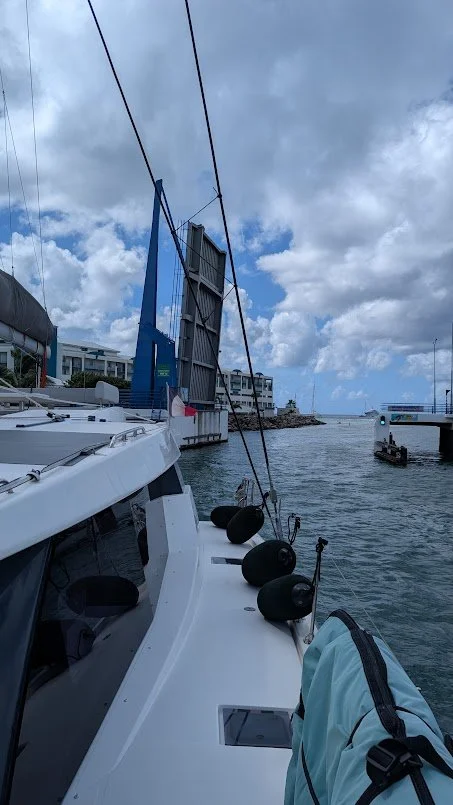 The sxm lagoon bridges are notorious for serious damages to the boats but we decided to enter on the dutch side as it's a bit "wider".
