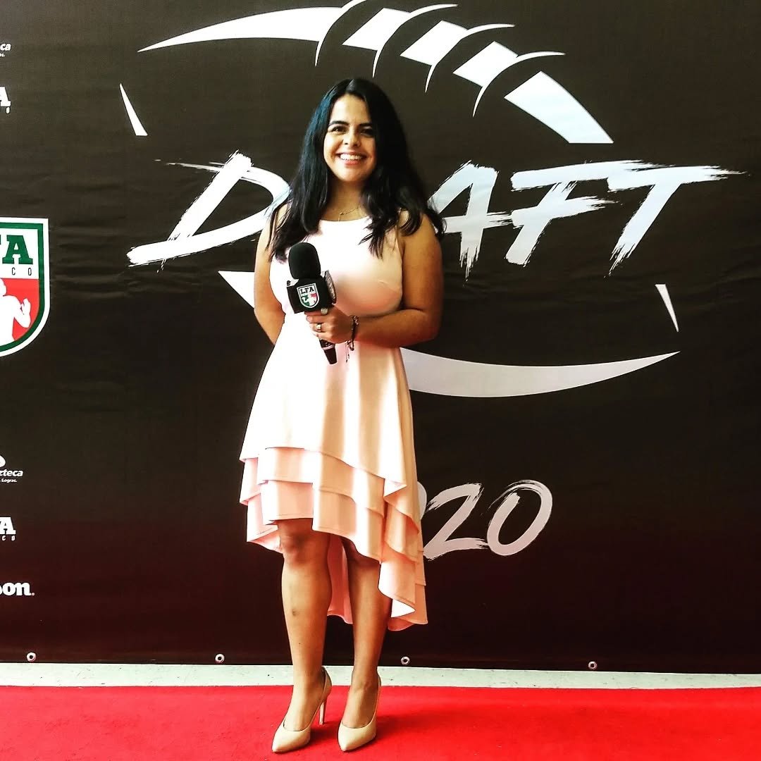 Este #TBT va a todas las veces que me vest&iacute; de gala cuando estuve de host/ reportera en los eventos de la @lfa_mex como la INSIDER oficial de la liga.🎤
Siempre me dec&iacute;an: Muy elegante para el evento y yo no entend&iacute;a de qu&eacute