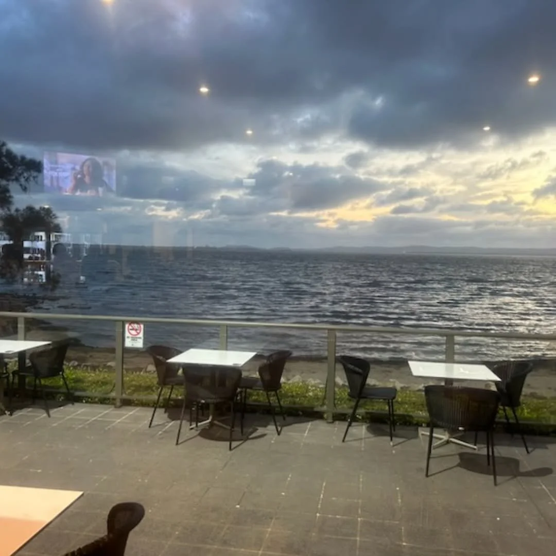 Your local club while staying at Marie &amp; Pat&rsquo;s Cottage! Wallarah Bay Recreation Club is only a 400m stroll away &mdash; perfect for a meal, cold drink, and beautiful sunsets over the bay.
#MarieAndPatsCottage #WallarahBayRecreationClub #Cen