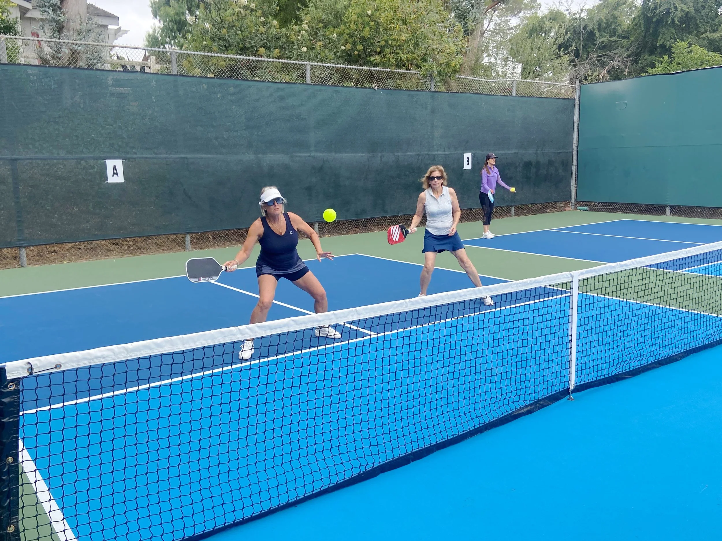 SHARI & LOLA IN THE HEAT OF BATTLE!