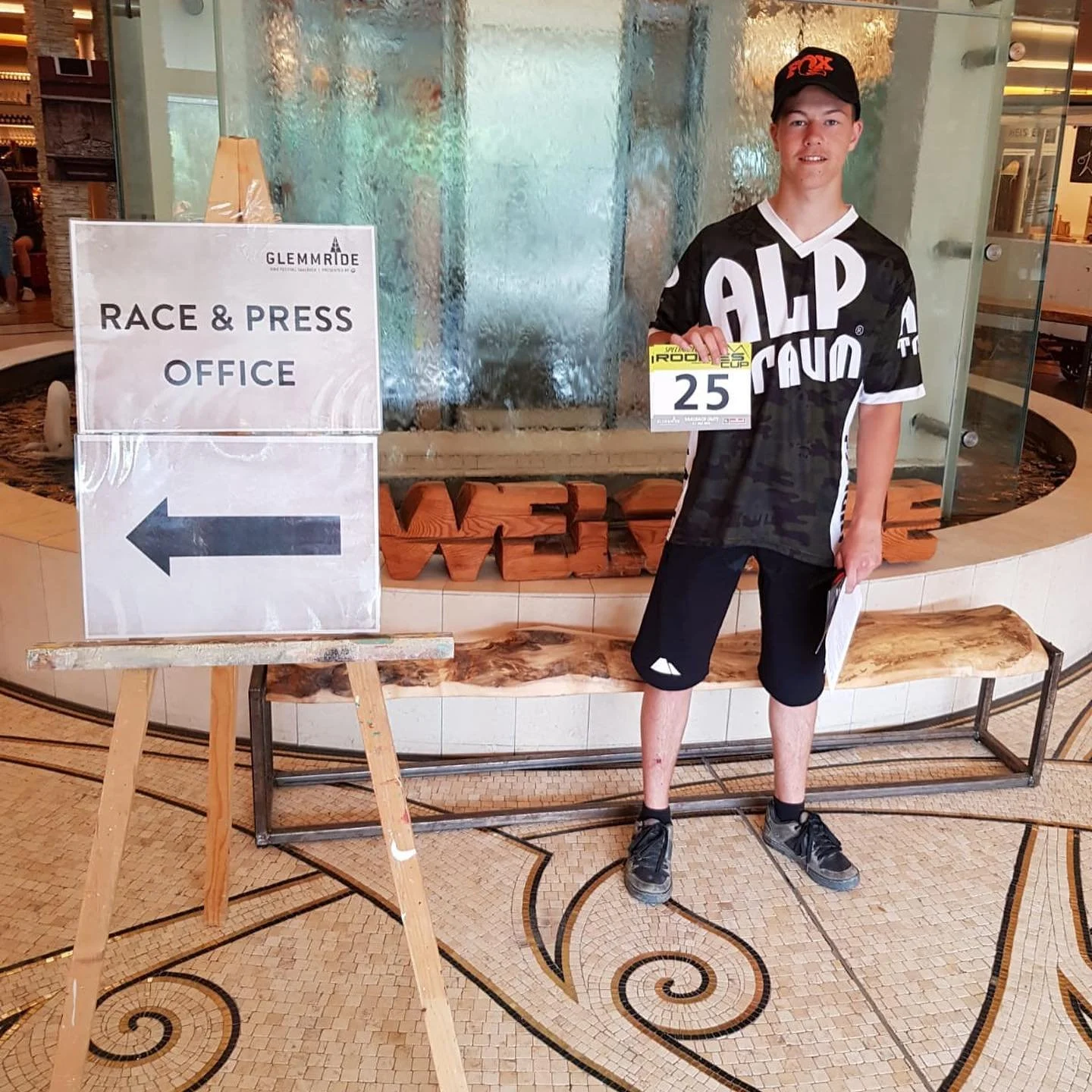 Erste Rennerfolge bei den Stumpfwaldbikern! 🏅 Vergangenes Wochenende ist unser j&uuml;ngster Stumpfwaldbiker Mika im Rahmen des Glemmride Bike Festivals in Saalbach-Hinterglemm beim Downhill &amp; Specialized Rookies Cup presented by iXS angetreten.