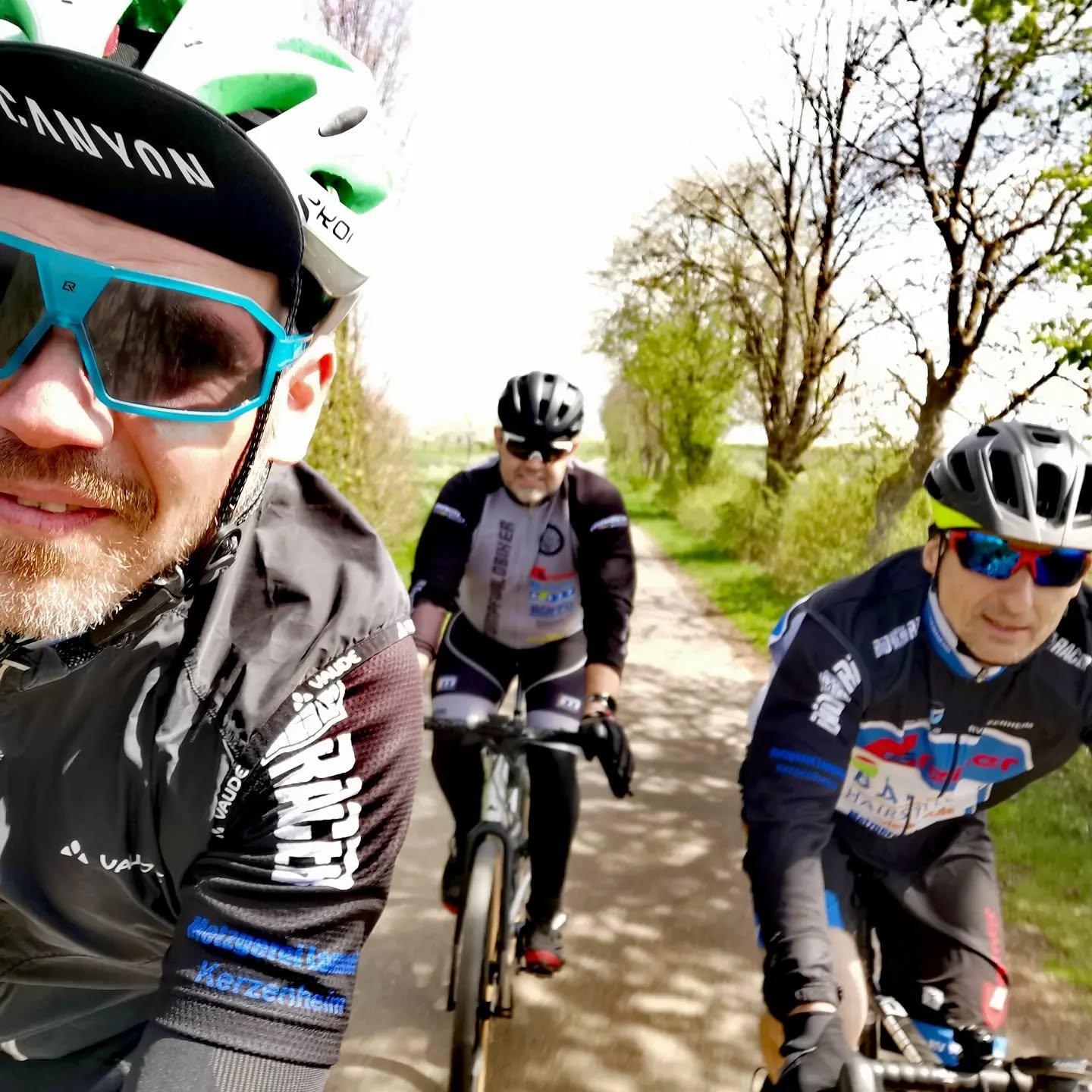 Stumpfwaldbiker Ostergraveltour bei herrlichem Wetter 💪🏼✌🏼😜👍🏼
#stumpfwaldbiker #rvkerzenheim #gravel #gravelbike #wirfahrenalles #pfalz #pfalzliebe #pf&auml;lzer #maischsportswear #asselheimerweinwanderh&uuml;tte