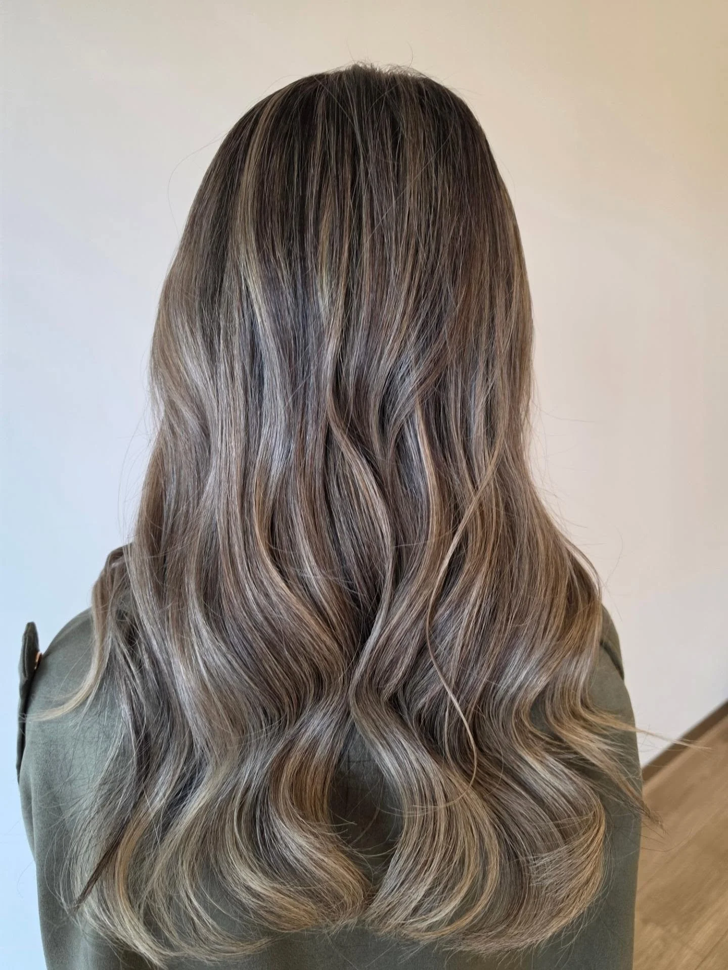 Full Head Highlights ✨
Soft, dimensional highlights blended beautifully for a natural, effortless look 🤎
Perfect for adding brightness without going too blonde.