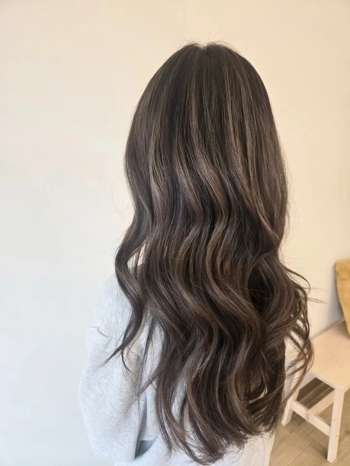✨ BEFORE &rarr; AFTER ✨
Dark Ash Full Head Foil Highlights
Say goodbye to brassy, uneven tones and hello to a soft, dimensional dark ash blonde. 🤎🩶
This full head foil transformation creates a natural blend from the roots while adding depth, shine,
