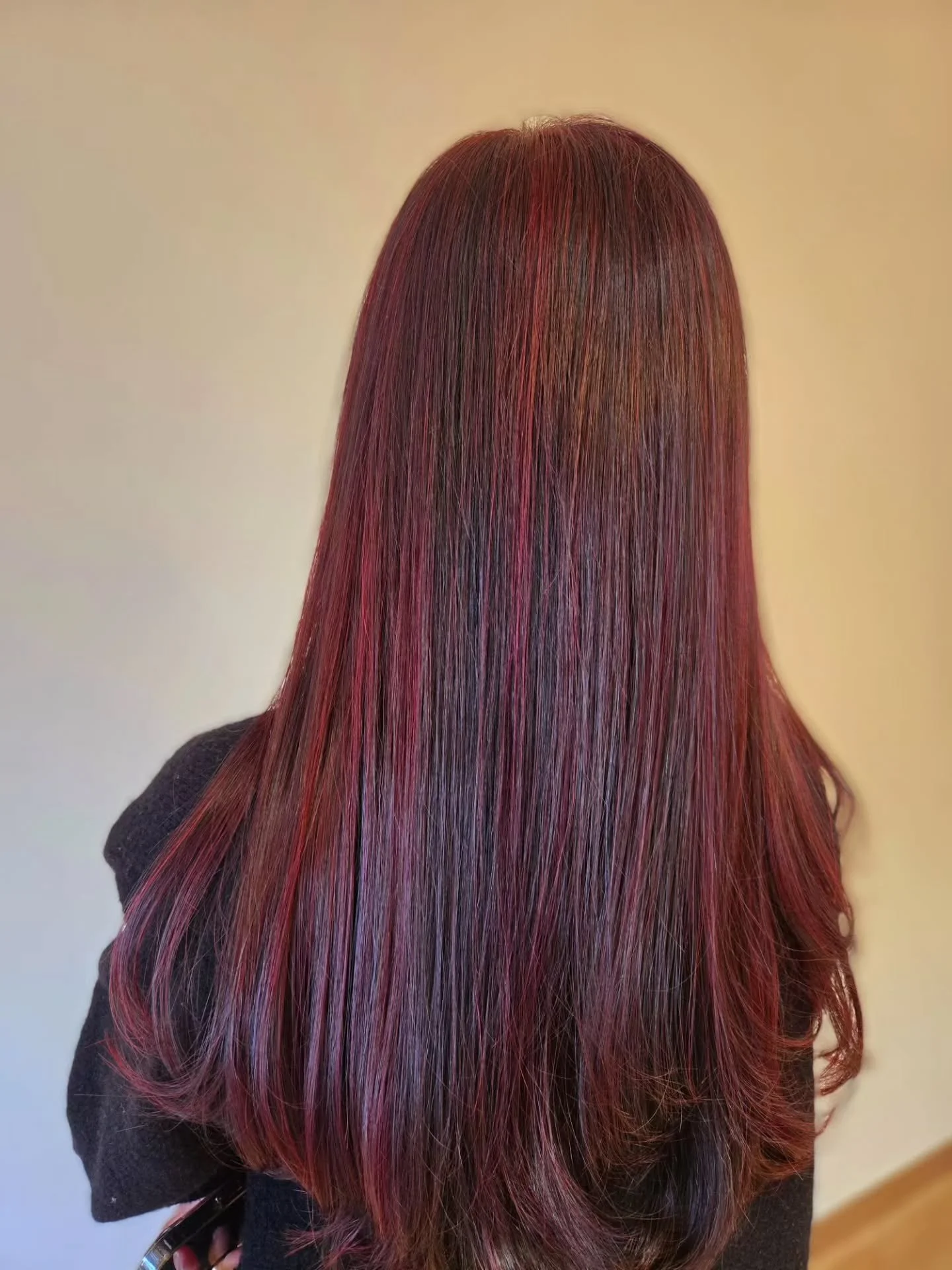 🍒 Cherry Brown Highlights for the cooler season 🍂
Soft ribbons of cherry red blended into deep brown tones for the perfect autumn &amp; winter vibe ✨
Glossy, rich, and dimensional &mdash; giving warmth without going too bright ❤️
Perfect for anyone