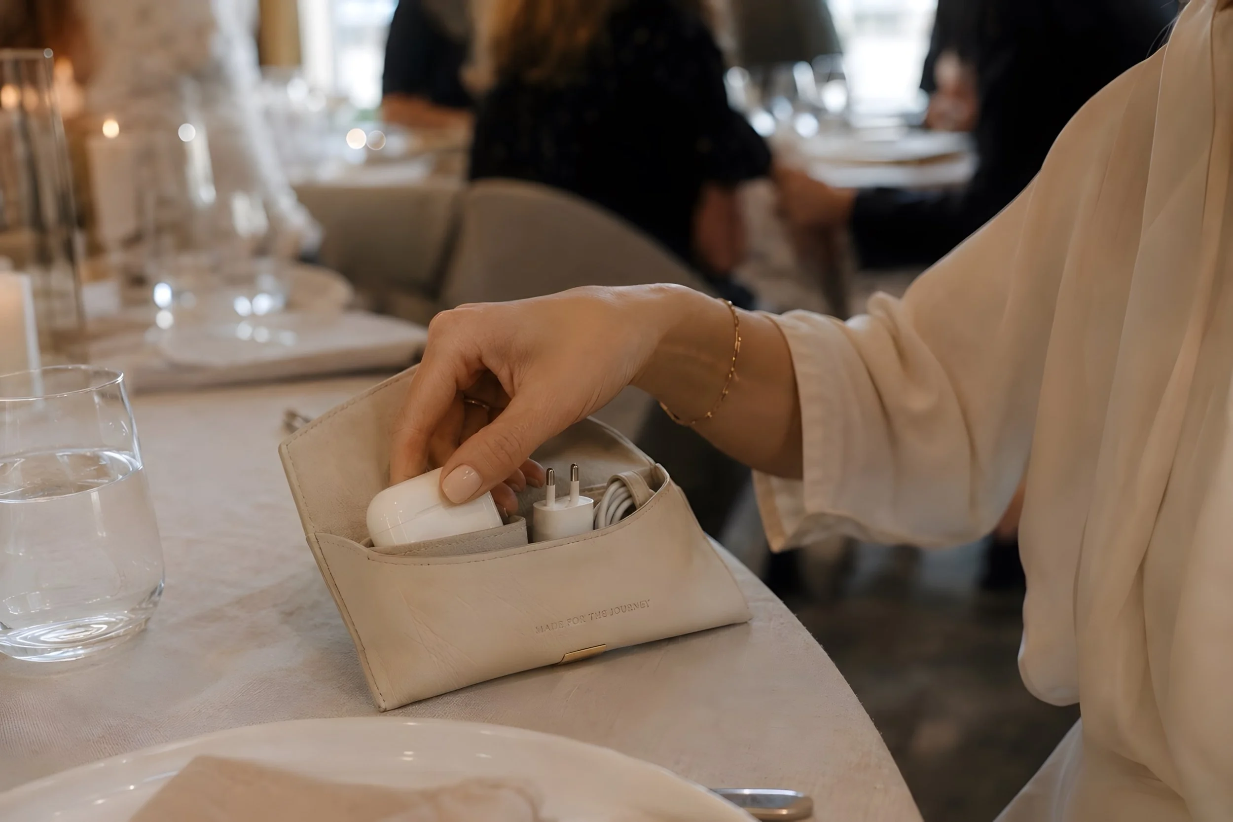 Organizador tecnológico de piel personalizado de Island Whisper Atelier, diseñado como regalo de lujo para hoteles, marcas y eventos.